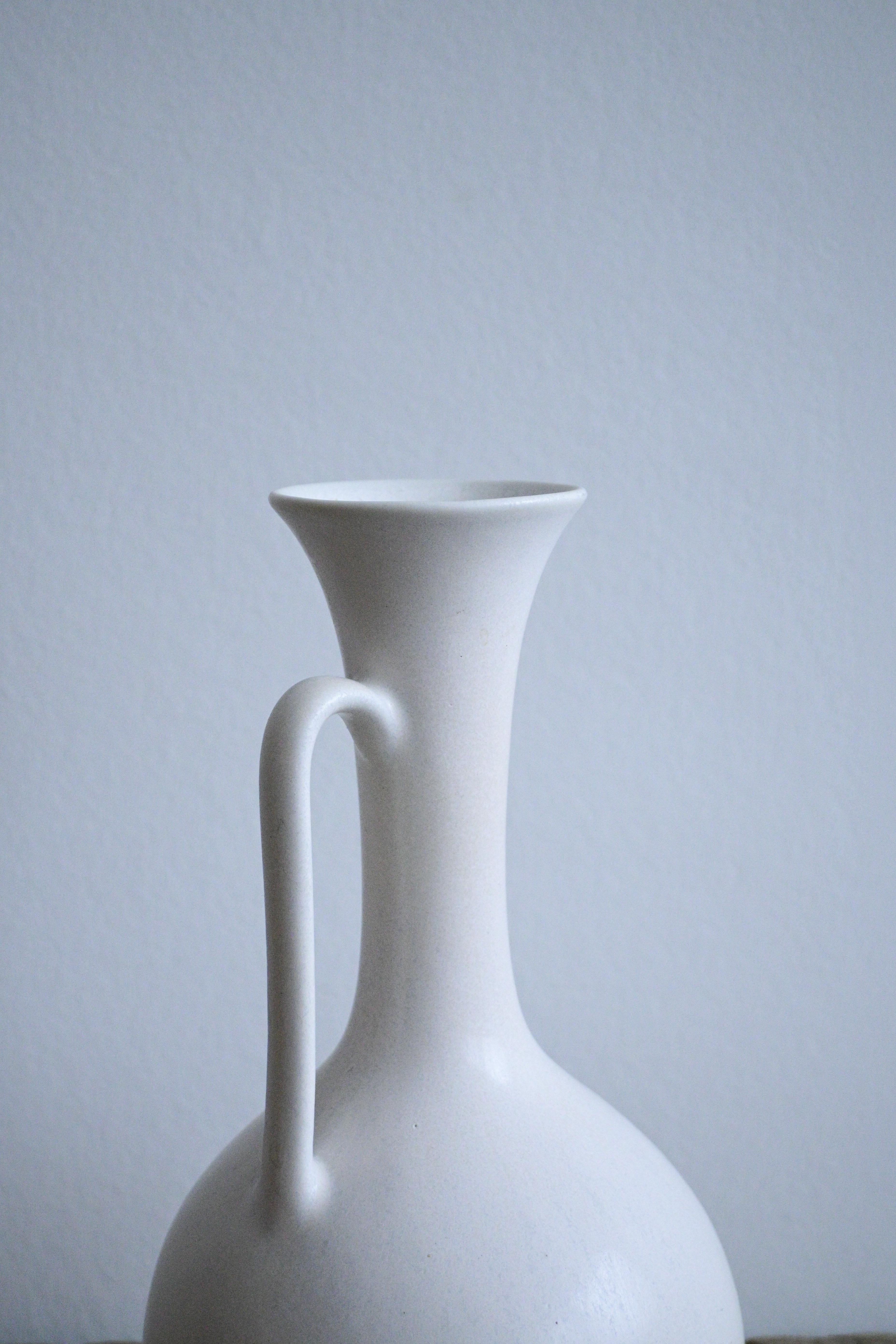 Rare Large Milk-White Vase by Gunnar Nylund for Rörstrand, Sweden, 1950s

The vase is marked as 1st quality and is in excellent condition.

Gunnar Nylund (1904-1997) was a renowned Swedish ceramic artist and designer known for his significant