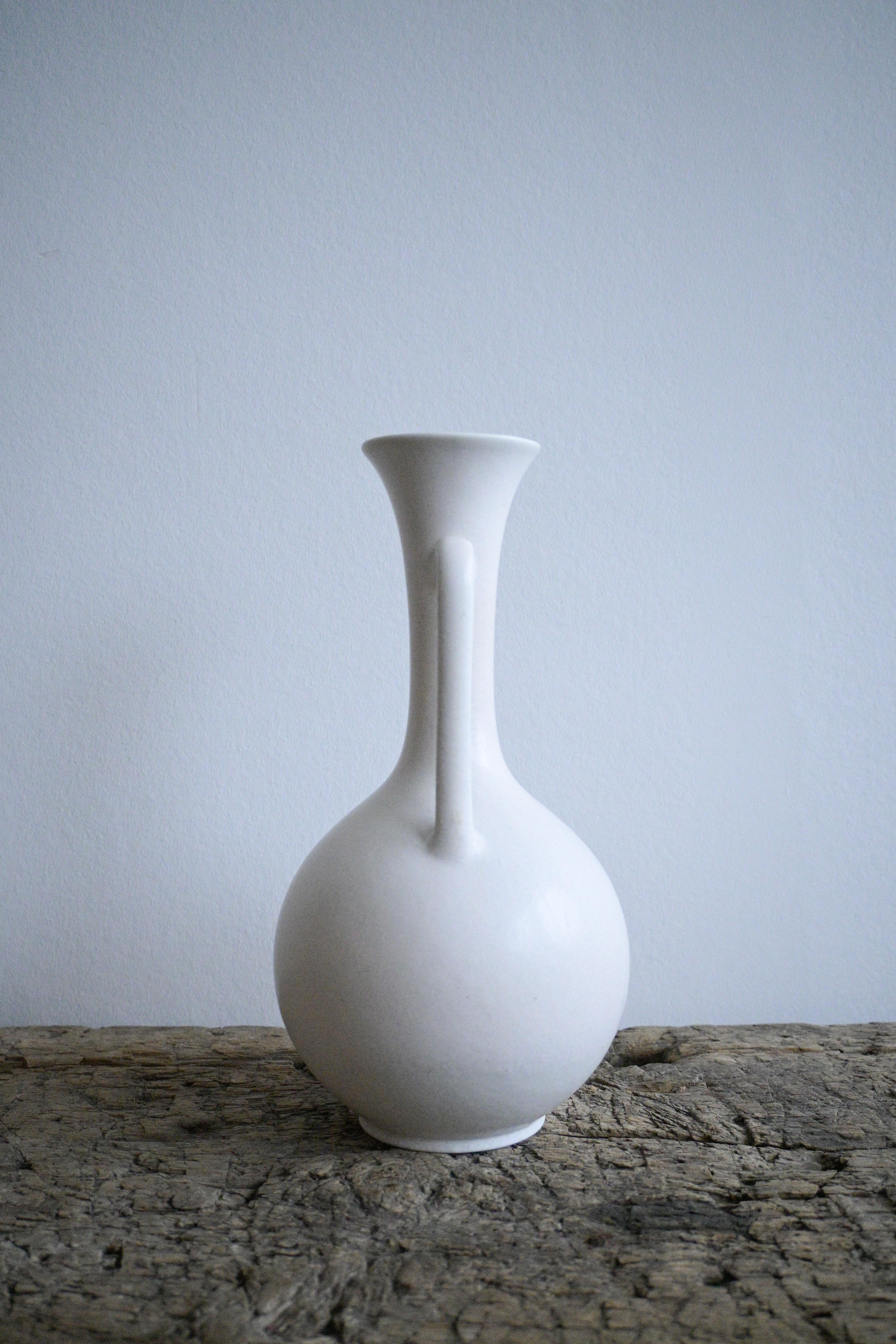 Seltene große milchweiße Vase von Gunnar Nylund, Rörstrand 1950er Jahre (Skandinavische Moderne) im Angebot