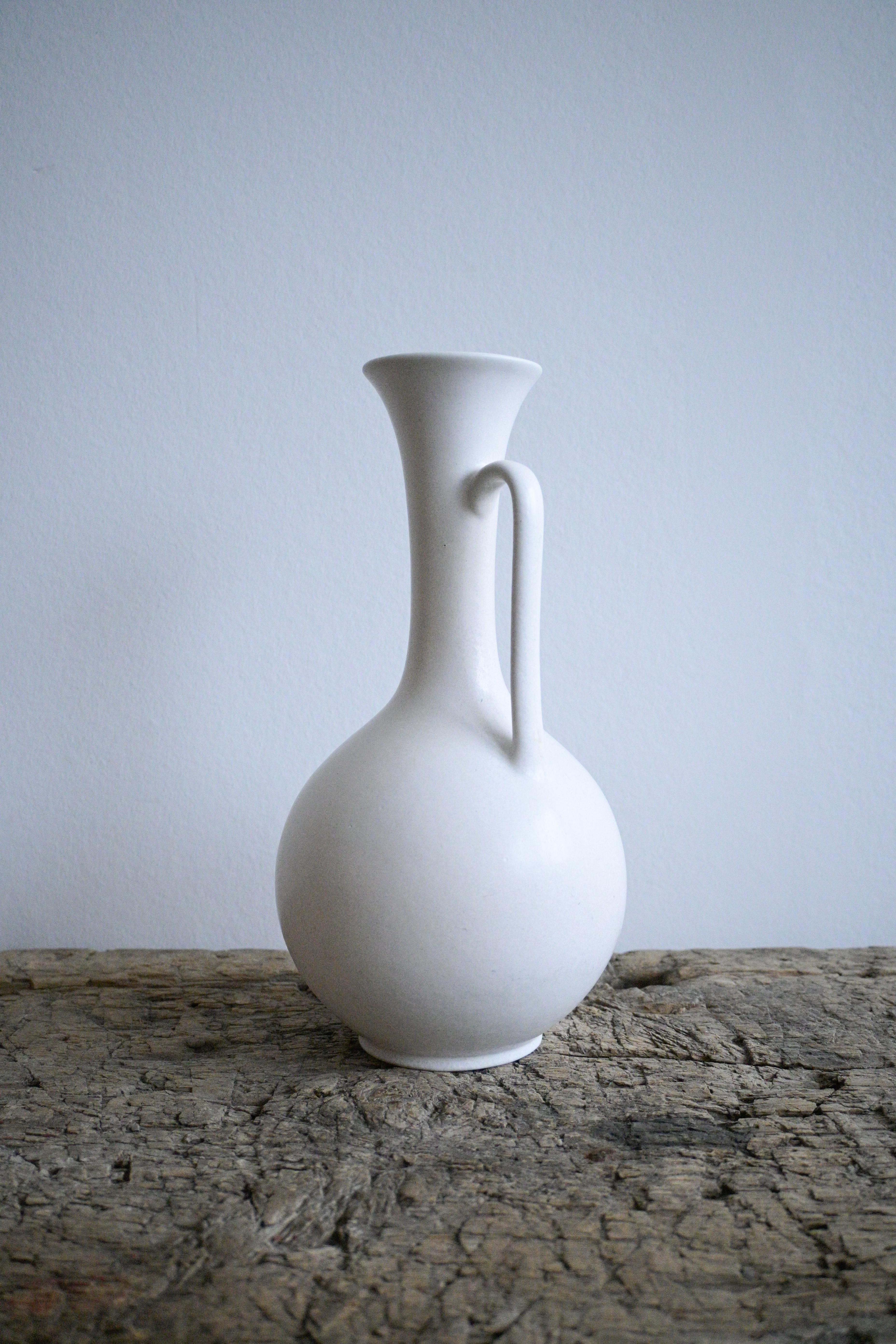 Seltene große milchweiße Vase von Gunnar Nylund, Rörstrand 1950er Jahre (Schwedisch) im Angebot