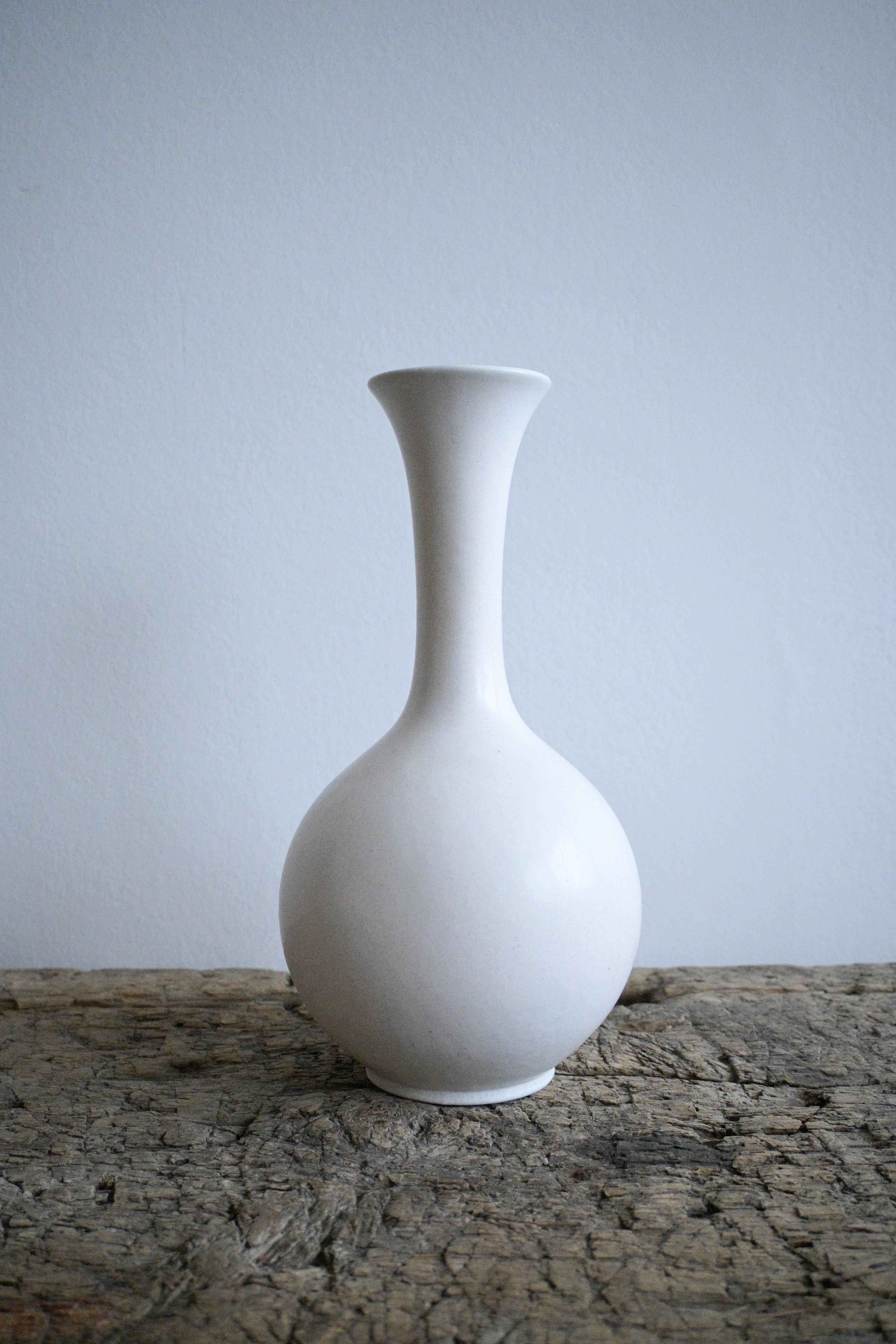 Seltene große milchweiße Vase von Gunnar Nylund, Rörstrand 1950er Jahre (Glasiert) im Angebot