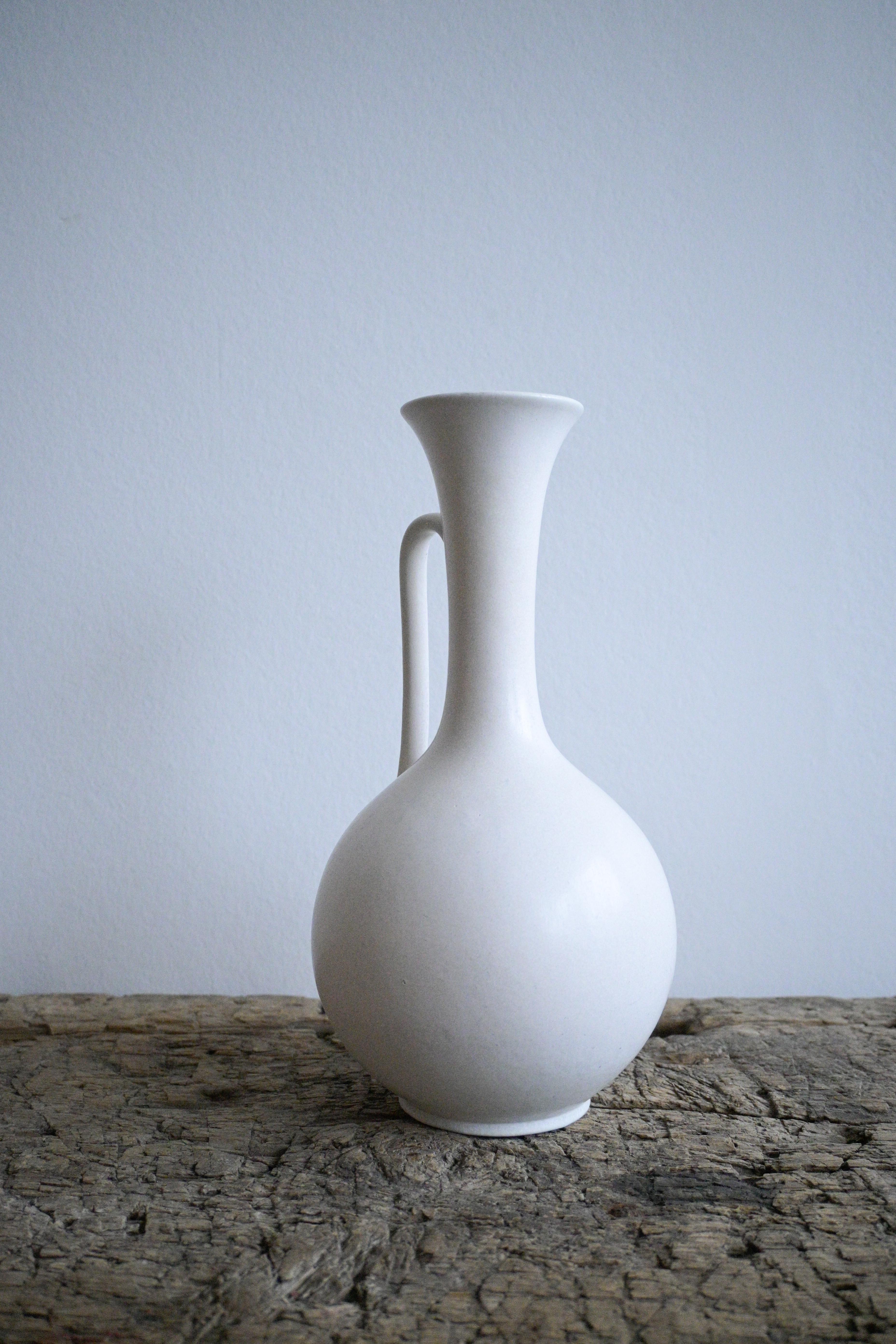 Rare Large Milk-White Vase by Gunnar Nylund, Rörstrand 1950s In Excellent Condition For Sale In Farsta, SE