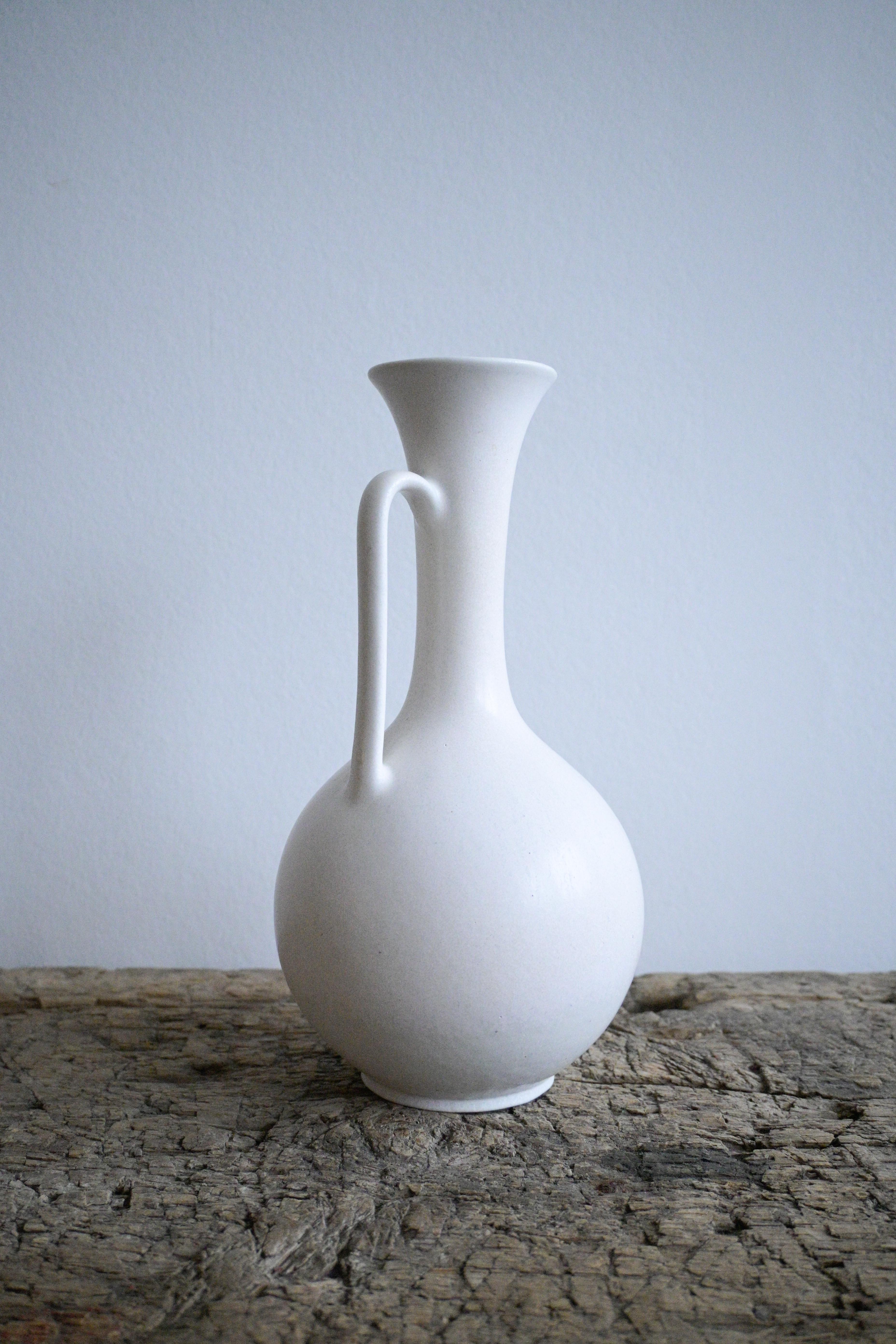 Seltene große milchweiße Vase von Gunnar Nylund, Rörstrand 1950er Jahre (Mitte des 20. Jahrhunderts) im Angebot