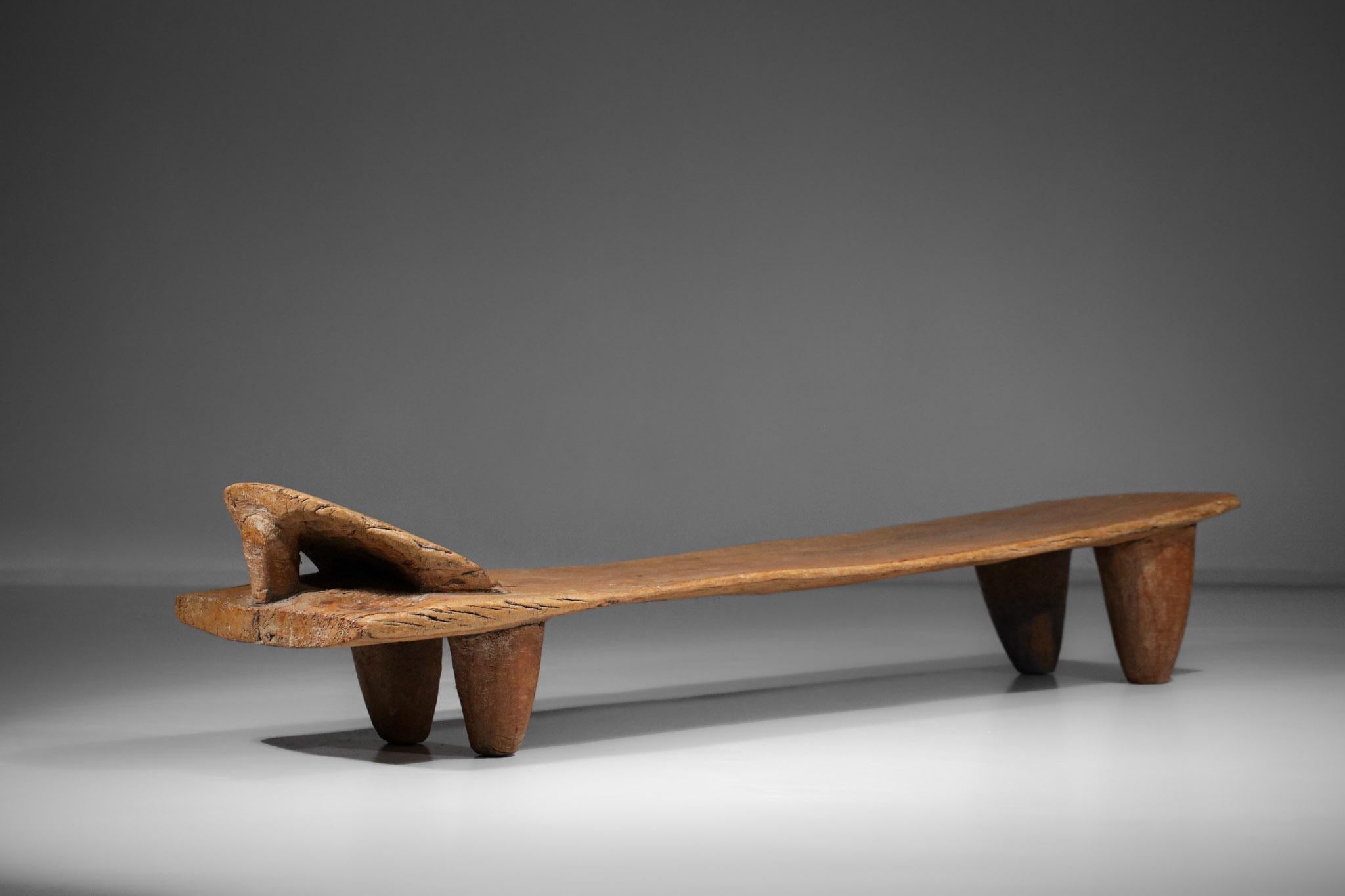 Grand lit Senufo d'Afrique des années 60, pouvant servir de grande table basse ou de banc. Entièrement sculpté dans une seule pièce de bois massif. Excellent état vintage, très belle patine sur l'ensemble du lit (voir photos).