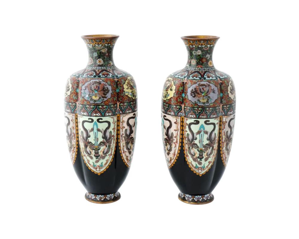 Coppia di rari vasi antichi giapponesi, della prima epoca Meiji, in rame smaltato e dorato. Ogni vaso ha una forma a lobo. L'esterno dei manufatti è ornato da pannelli e medaglioni in smalto policromo che rappresentano disegni simmetrici di draghi e
