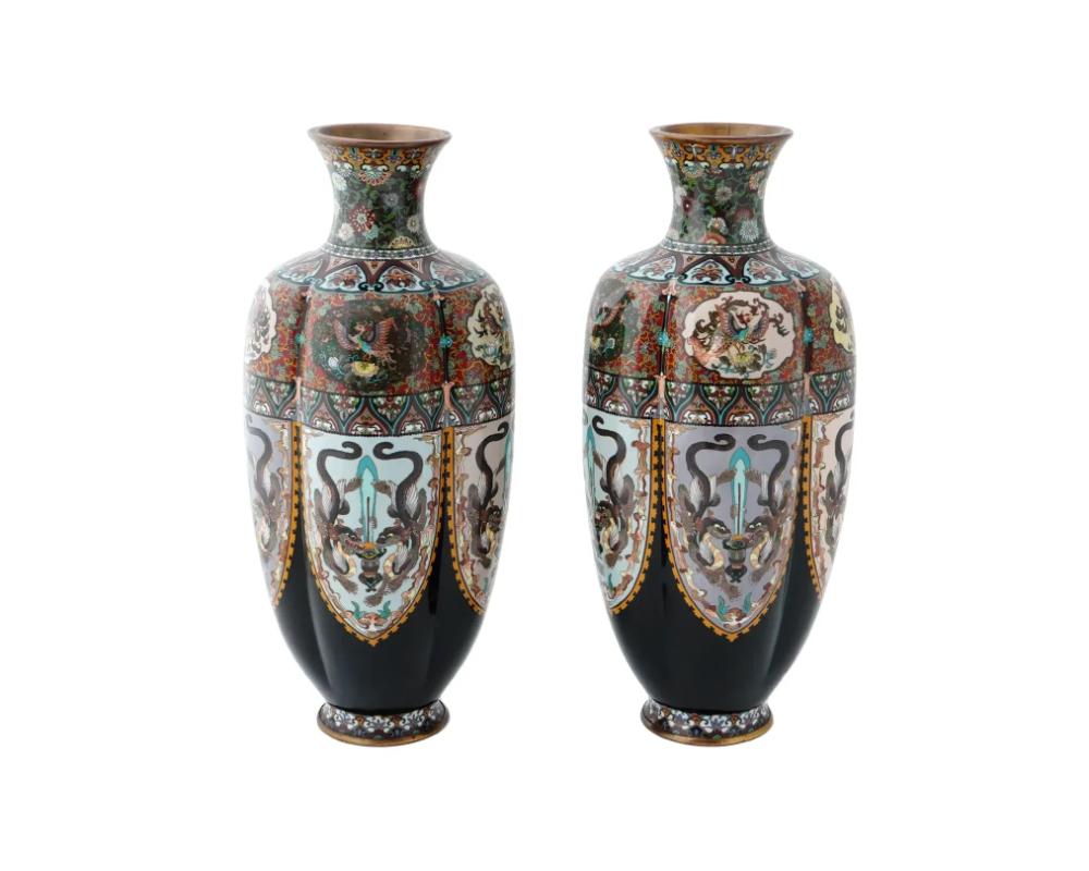 Giapponese Rara grande coppia di vasi antichi Meiji giapponesi con smalto cloisonne e drappeggio in vendita