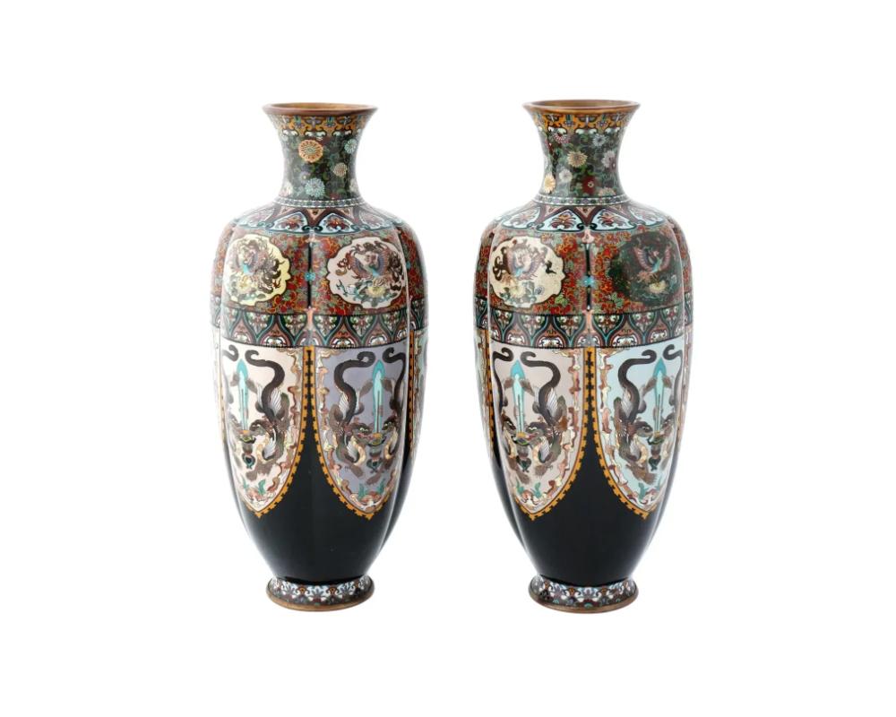 Rara grande coppia di vasi antichi Meiji giapponesi con smalto cloisonne e drappeggio In condizioni buone in vendita a Queens, NY