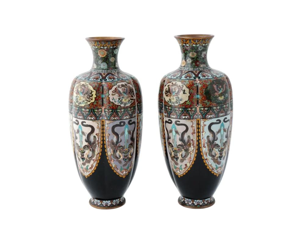 XIX secolo Rara grande coppia di vasi antichi Meiji giapponesi con smalto cloisonne e drappeggio in vendita