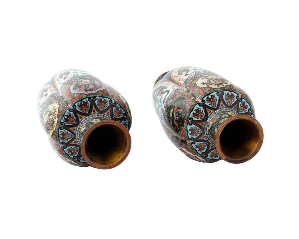 Smalto Rara grande coppia di vasi antichi Meiji giapponesi con smalto cloisonne e drappeggio in vendita