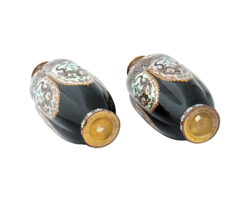 Rara grande coppia di vasi antichi Meiji giapponesi con smalto cloisonne e drappeggio in vendita 1