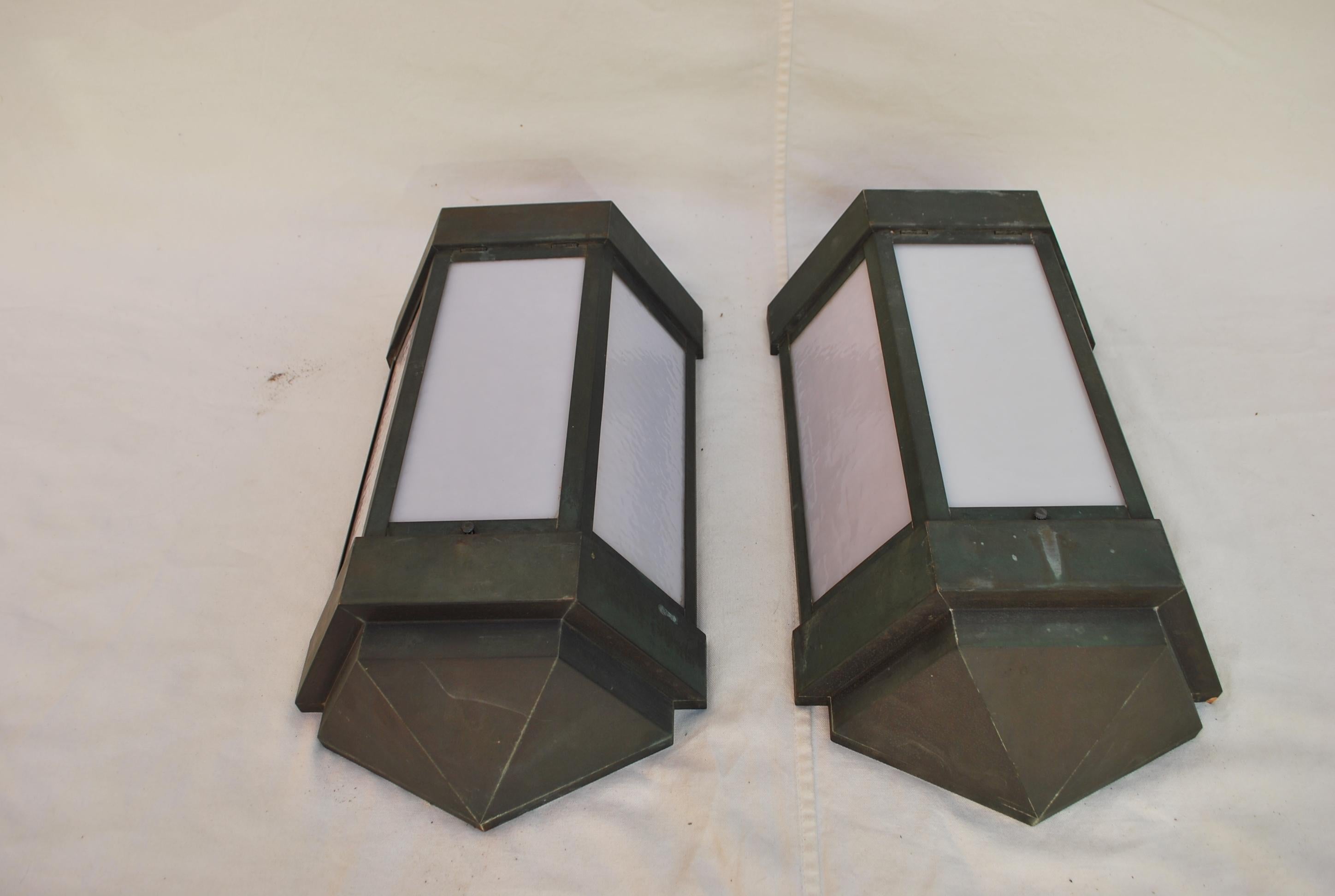 Che scoperta, questa grande coppia di appliques Art Deco si trova molto raramente, sono realizzate in rame, perfette se vivi in riva al mare o al lago.  Sono bellissimi anche all'interno di una casa, la patina è molto più bella dal vivo.