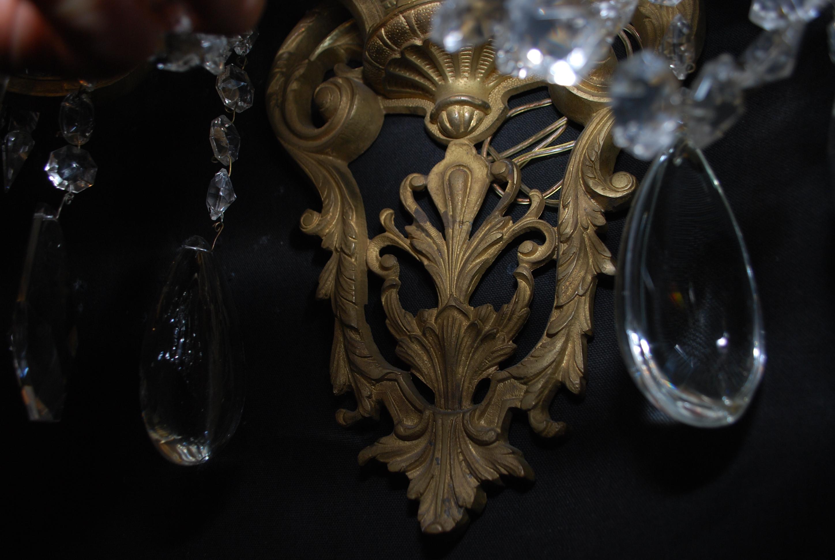 Francese Rara coppia di grandi dimensioni di  Applique francesi in ottone e cristalli in vendita
