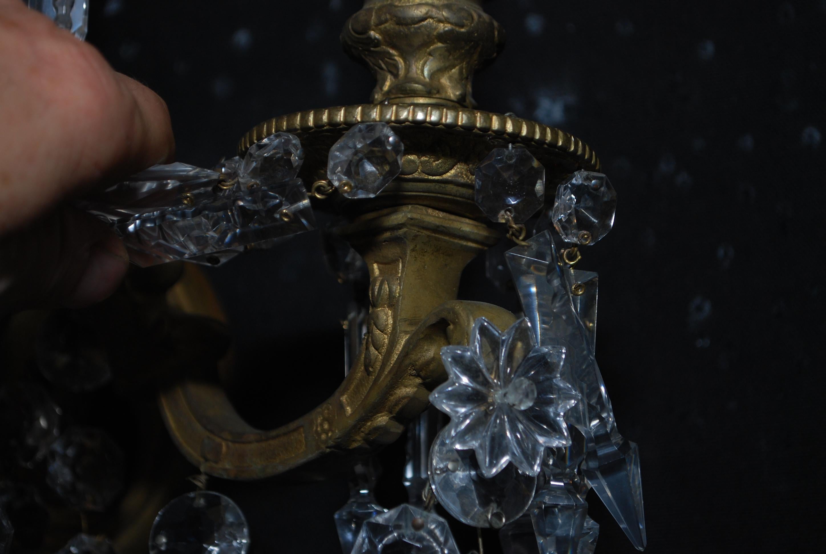 Metà XX secolo Rara coppia di grandi dimensioni di  Applique francesi in ottone e cristalli in vendita