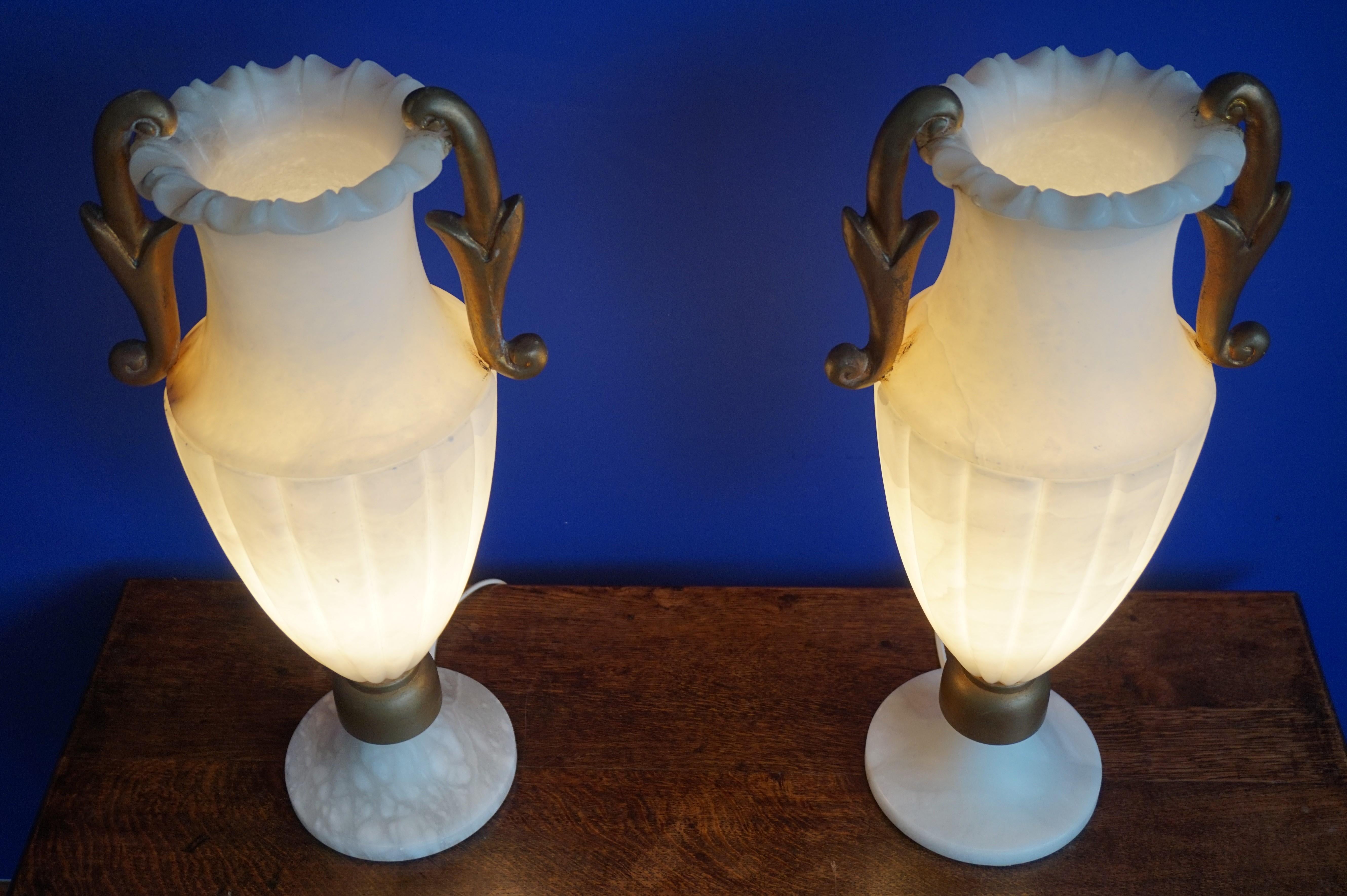 Selten & Großes Paar handgefertigter Hollywood-Regency-Tischlampen aus Alabaster:: 1970er Jahre im Angebot 3