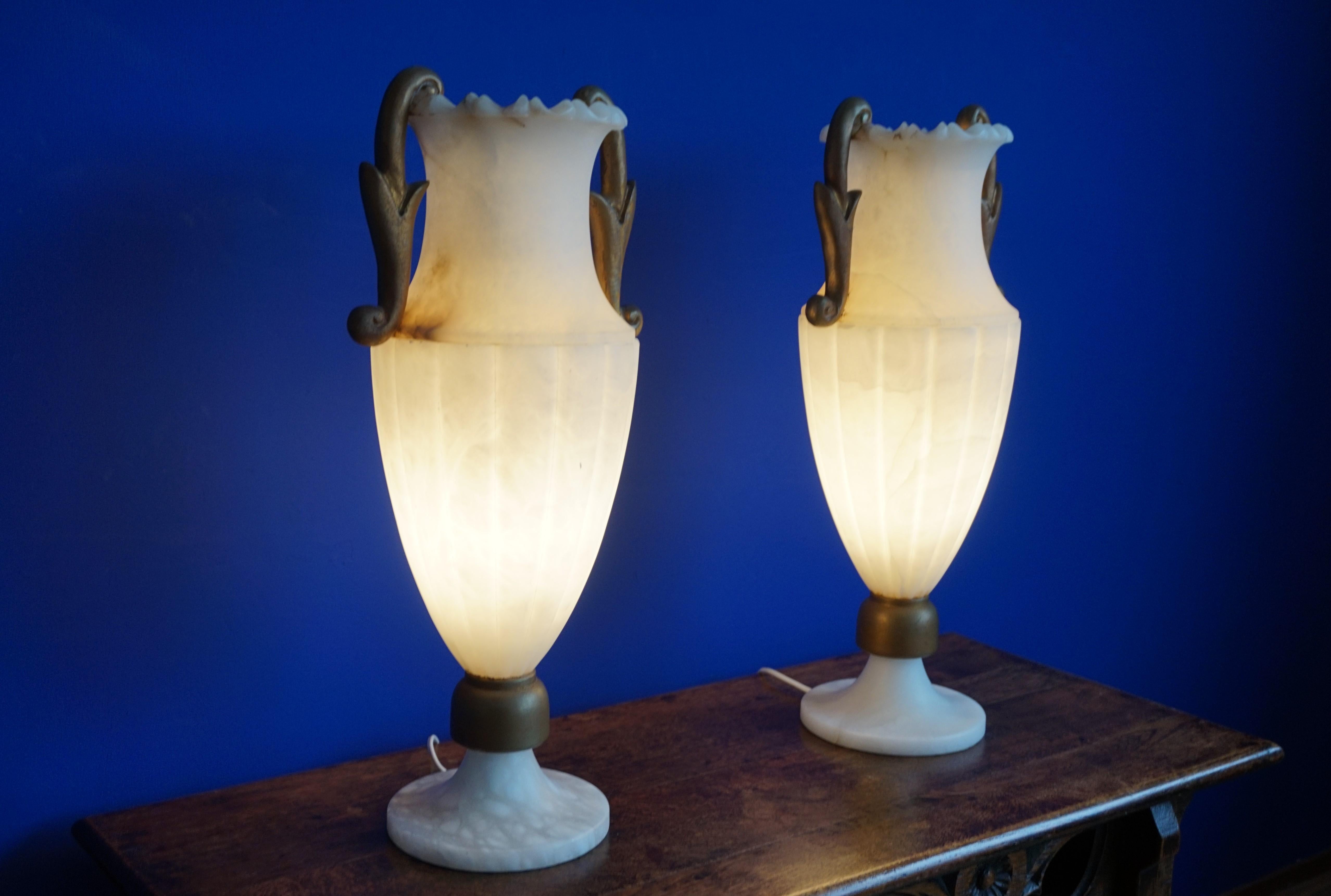 Selten & Großes Paar handgefertigter Hollywood-Regency-Tischlampen aus Alabaster:: 1970er Jahre (Handgefertigt) im Angebot