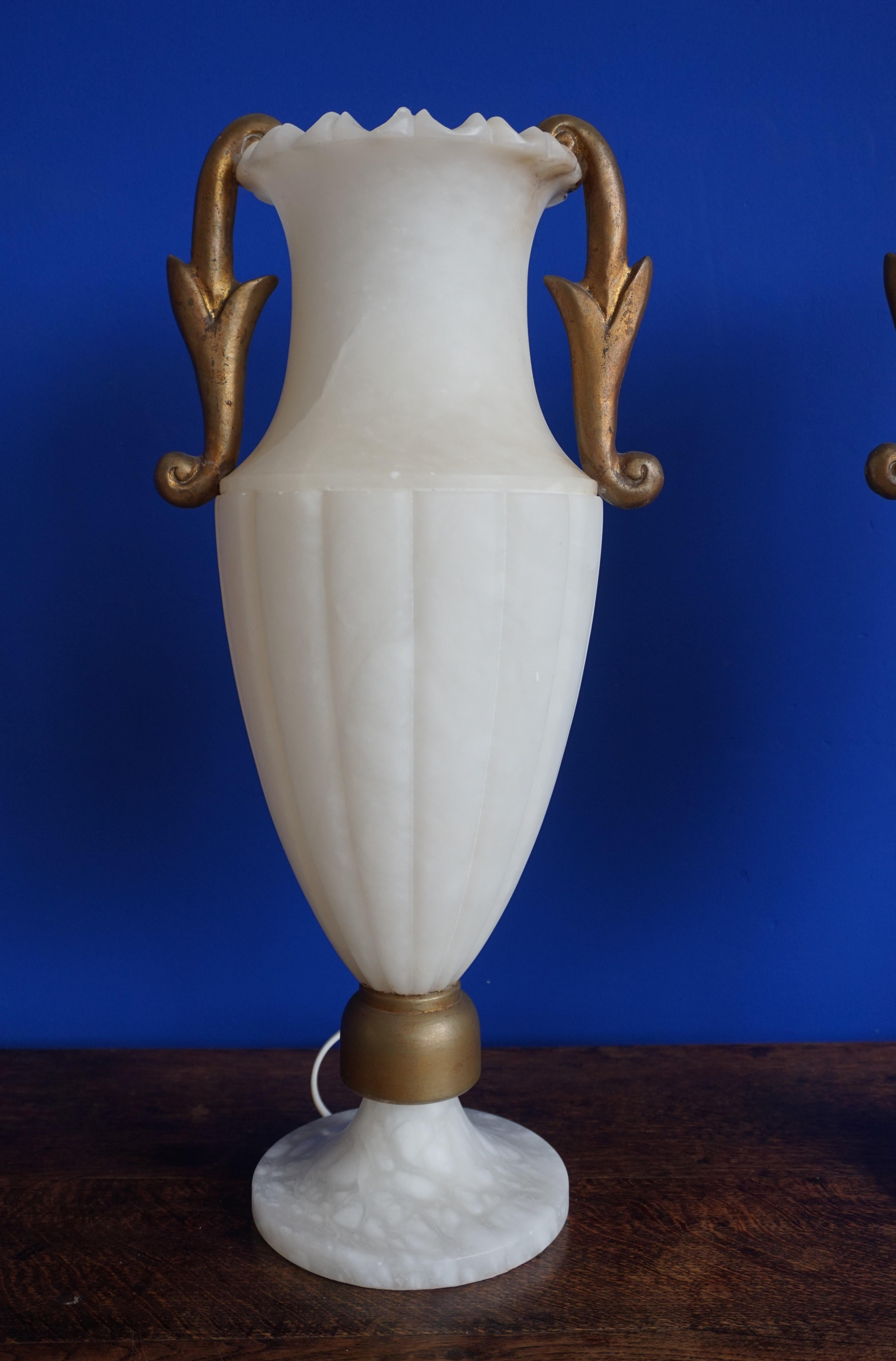 20ième siècle Rare & Grande paire de lampes de table en albâtre fabriquées à la main par Hollywood Regency:: 1970 en vente