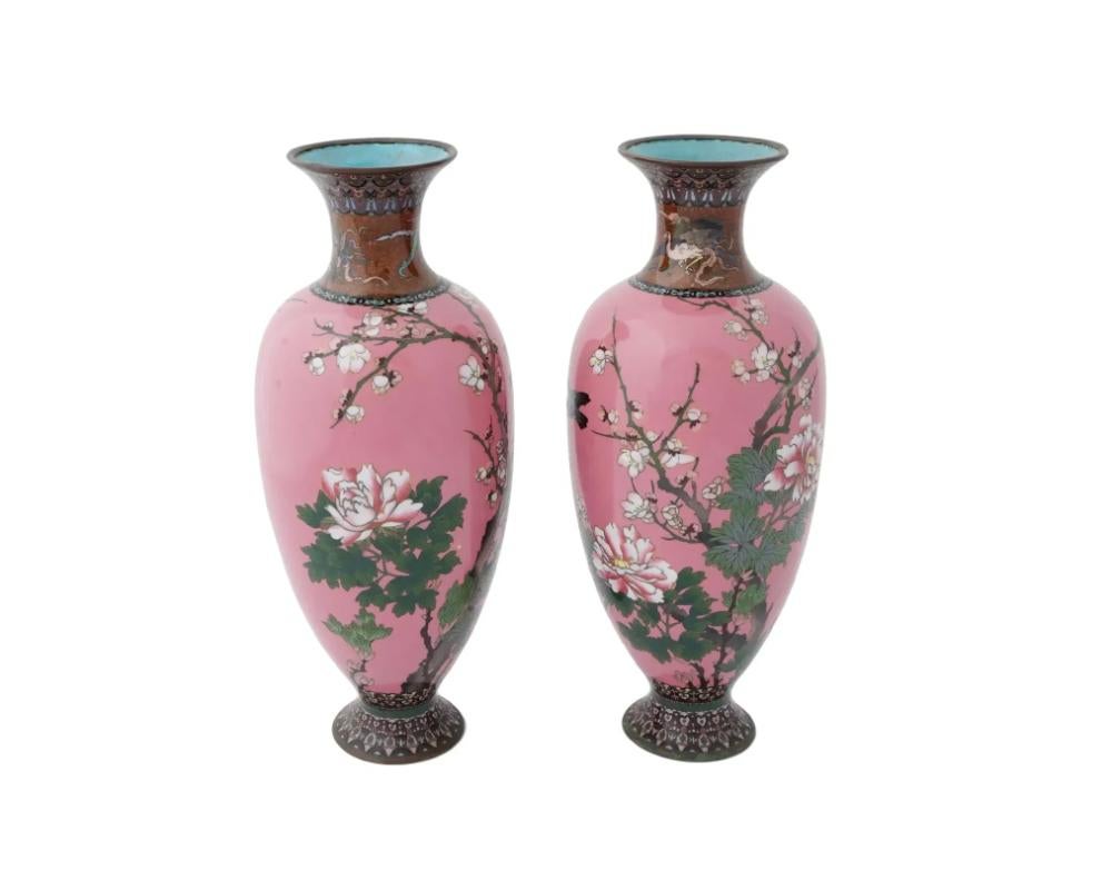 Raro par grande de jarrones antiguos japoneses Meiji de esmalte cloisonné rosa Japonés en venta