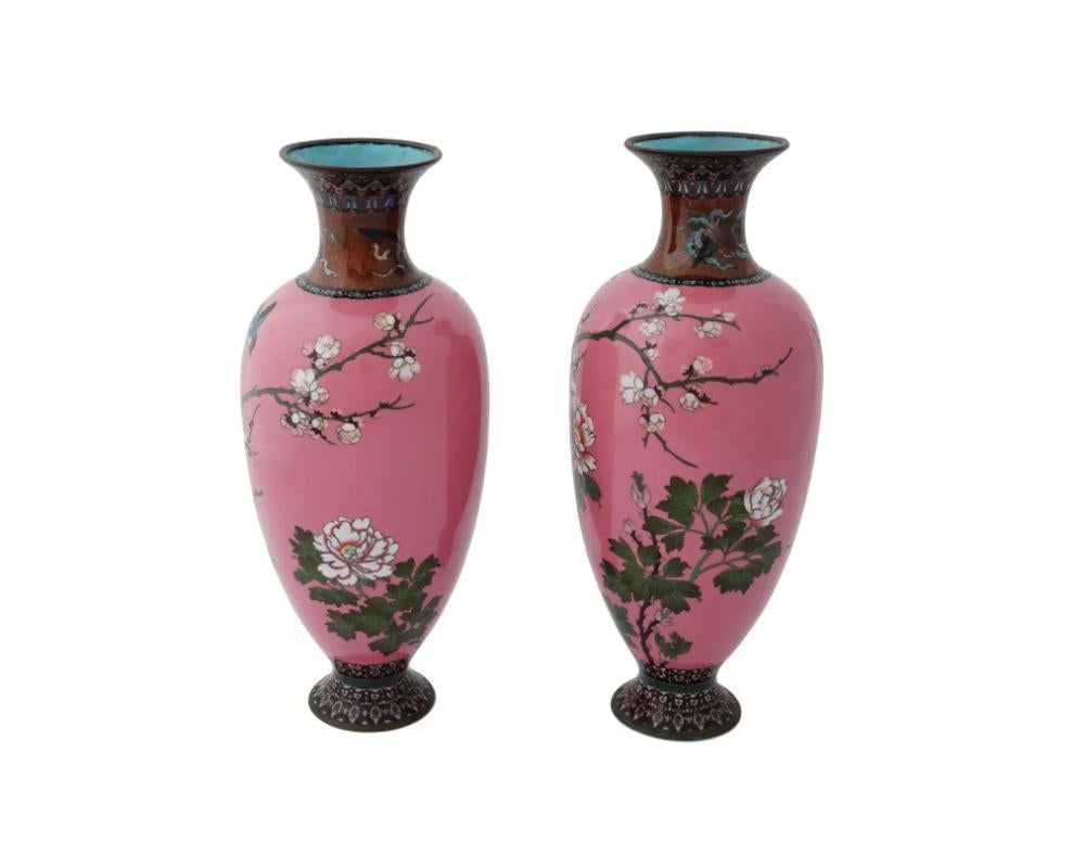 Raro par grande de jarrones antiguos japoneses Meiji de esmalte cloisonné rosa Cloissoné en venta