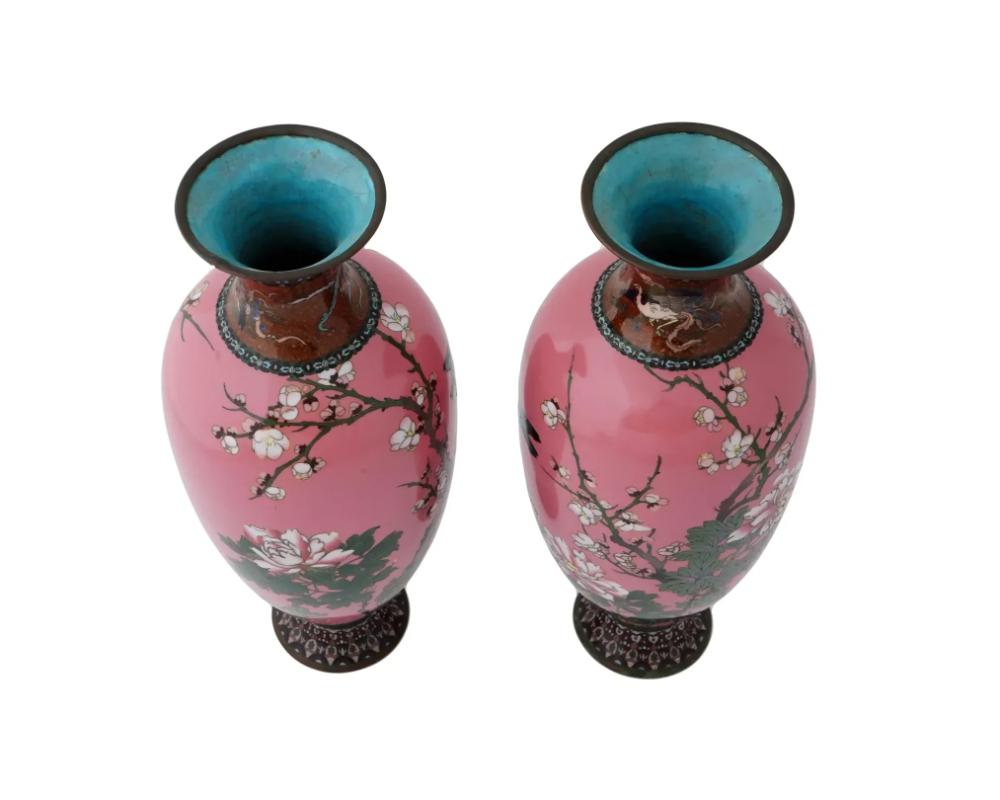 Raro par grande de jarrones antiguos japoneses Meiji de esmalte cloisonné rosa en Bueno estado para la venta en Queens, NY