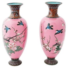 Rare paire d'anciens vases japonais Meiji en émail cloisonné rose