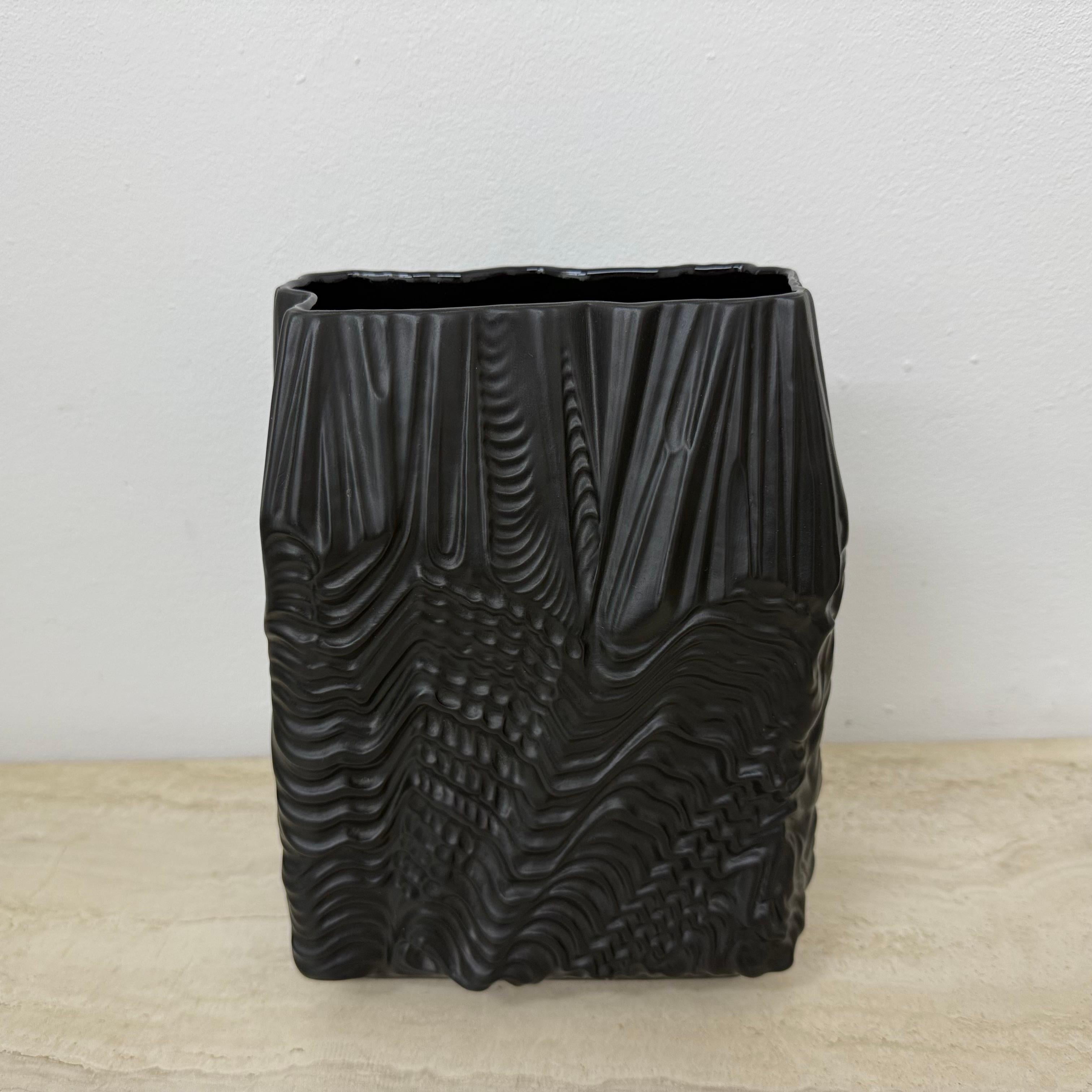 Vaso grande e raro in porcellana nera 'Kaskade' - Martin Freyer per Rosenthal In condizioni buone in vendita a Delft, NL