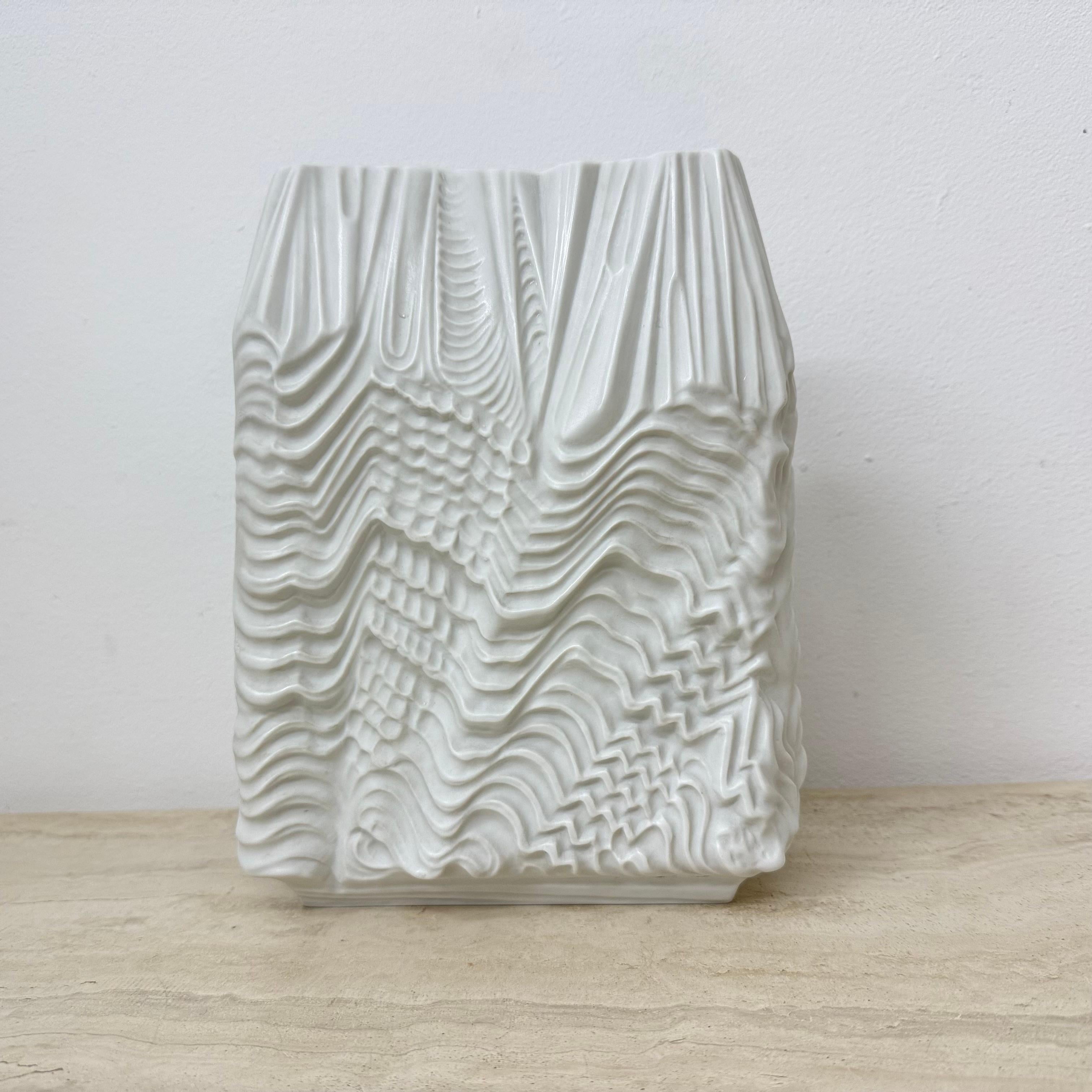 Seltene große Porzellanvase 'Kaskade' in Weiß - Martin Freyer für Rosenthal (Moderne der Mitte des Jahrhunderts) im Angebot