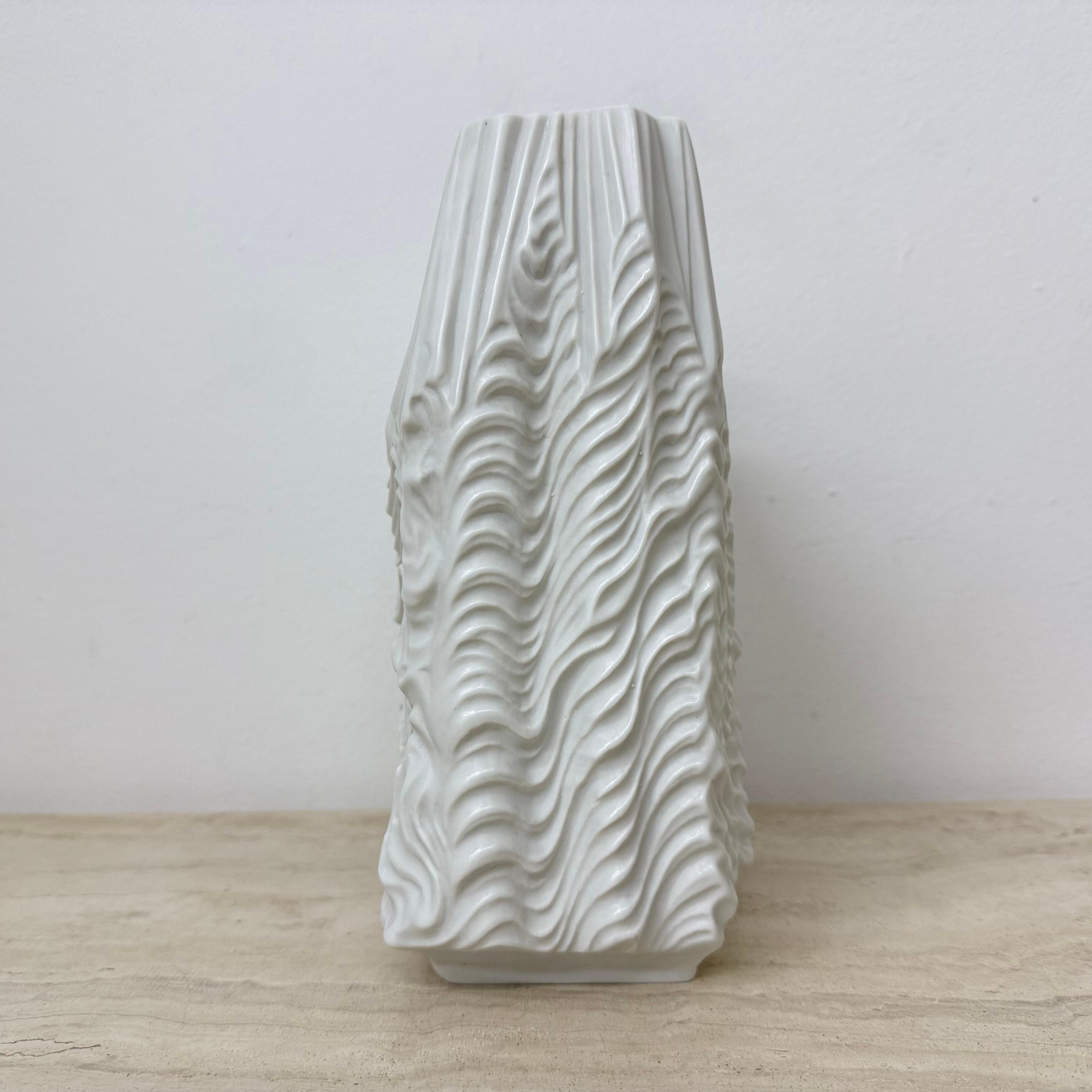 Seltene große Porzellanvase 'Kaskade' in Weiß - Martin Freyer für Rosenthal im Zustand „Gut“ im Angebot in Delft, NL