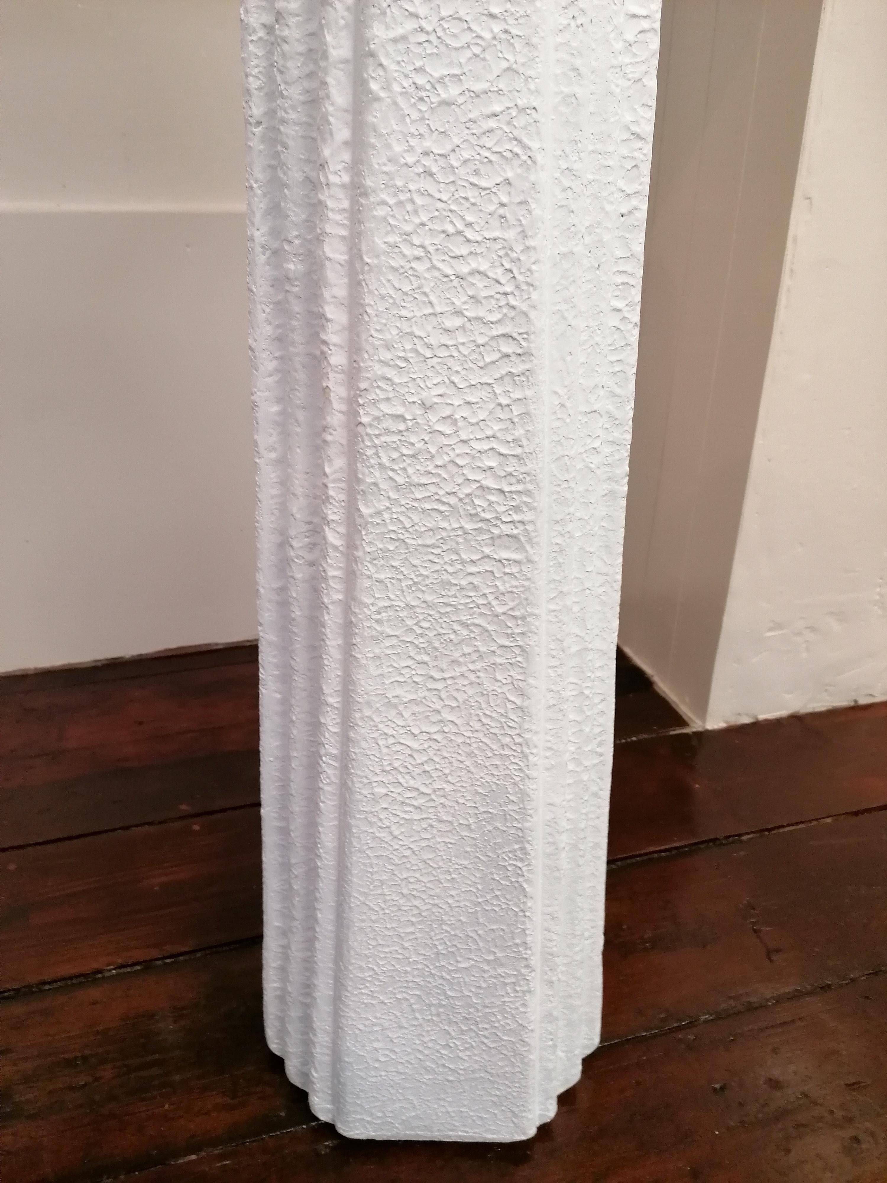 Rare grand lampadaire postmoderne américain en plâtre texturé Zig Zag, années 1980. en vente 3