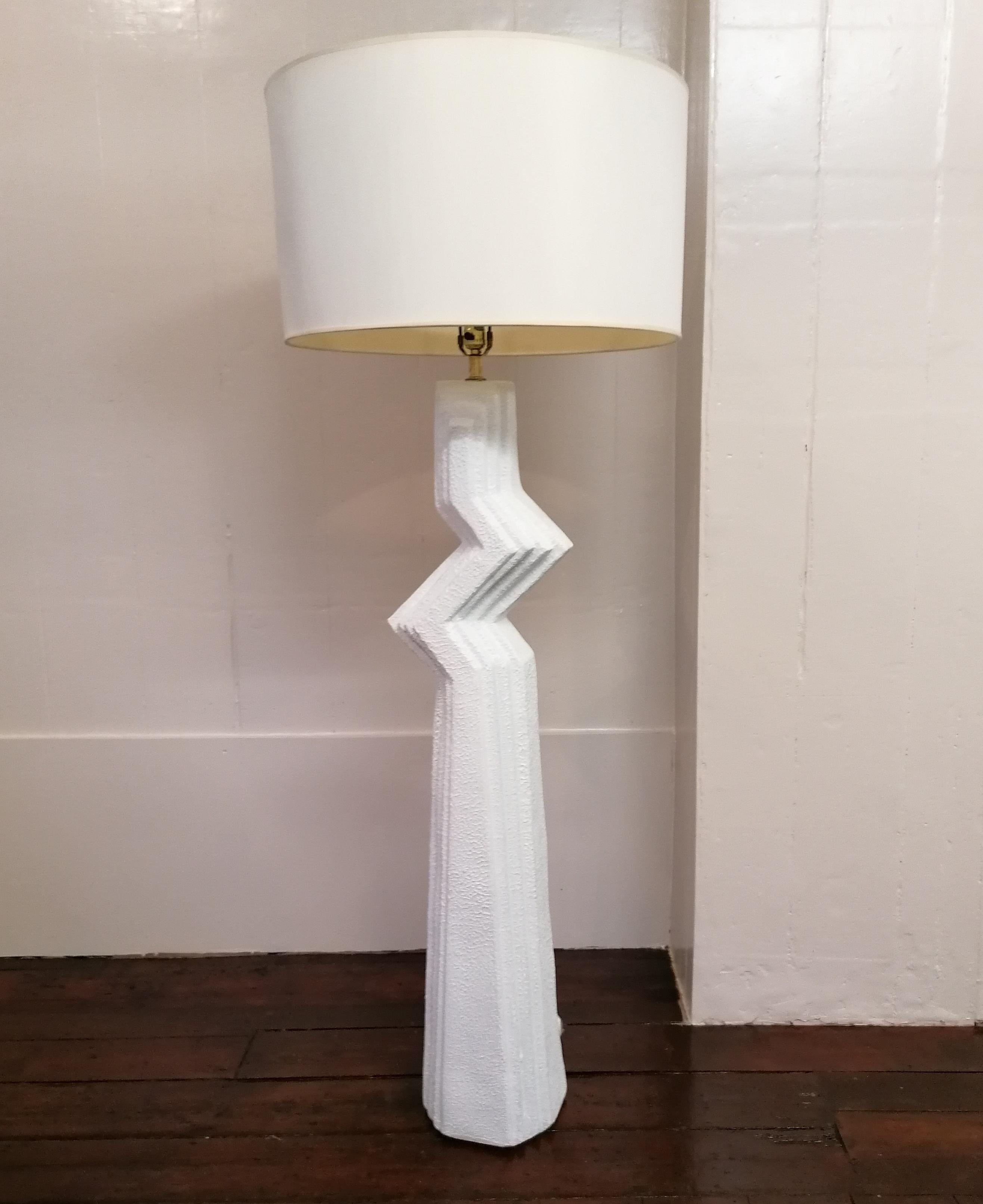Rare large postmodern American textured plaster zig zag floor lamp, complete with large drum shade. Hard to find these nowadays.
Newly rewired with braided cord. Shade has a few marks and dings: useable but you may want to change it.

We also have a