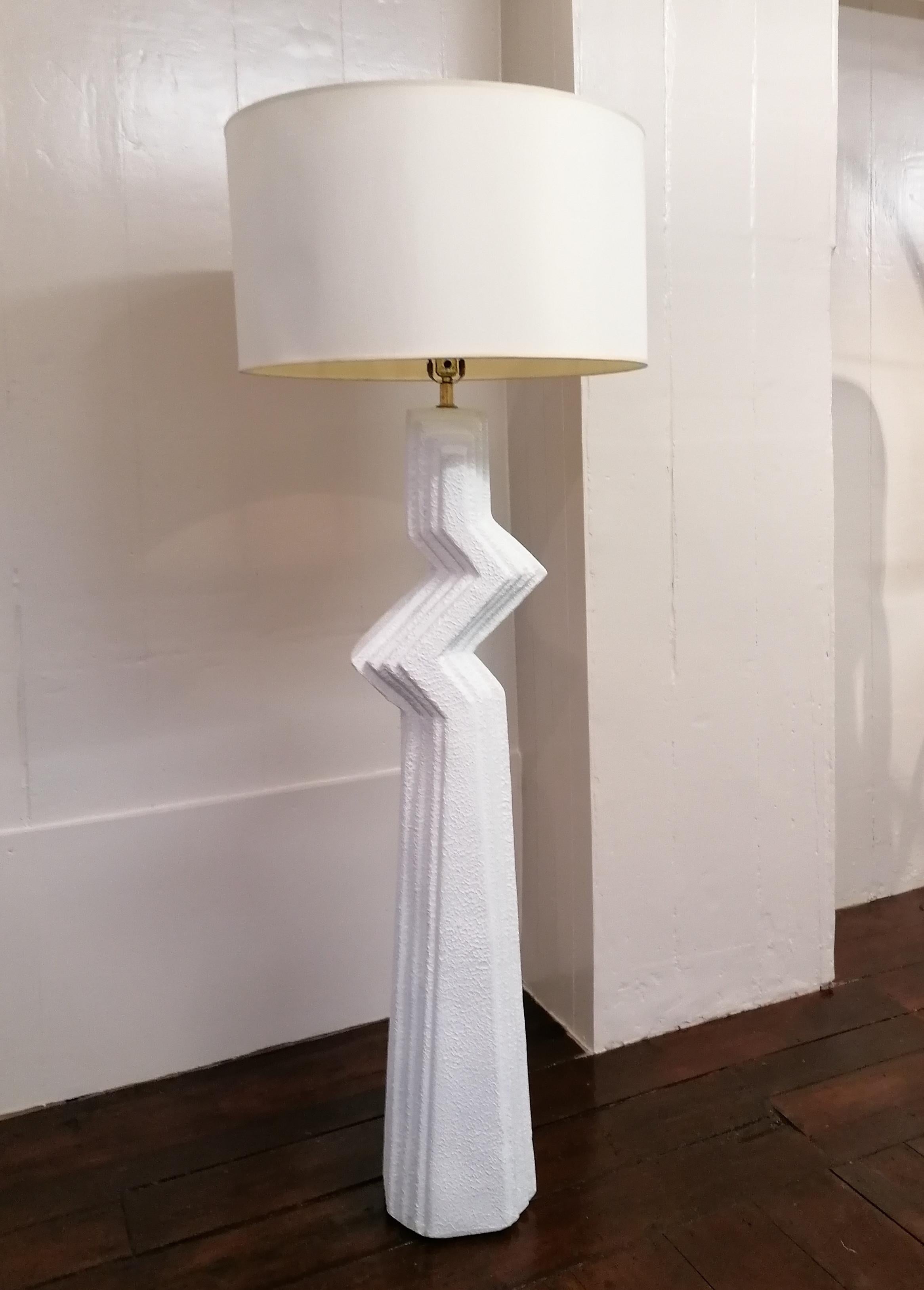 Post-Modern Rare large postmodern American textured plaster zig zag floor lamp, 1980s For Sale