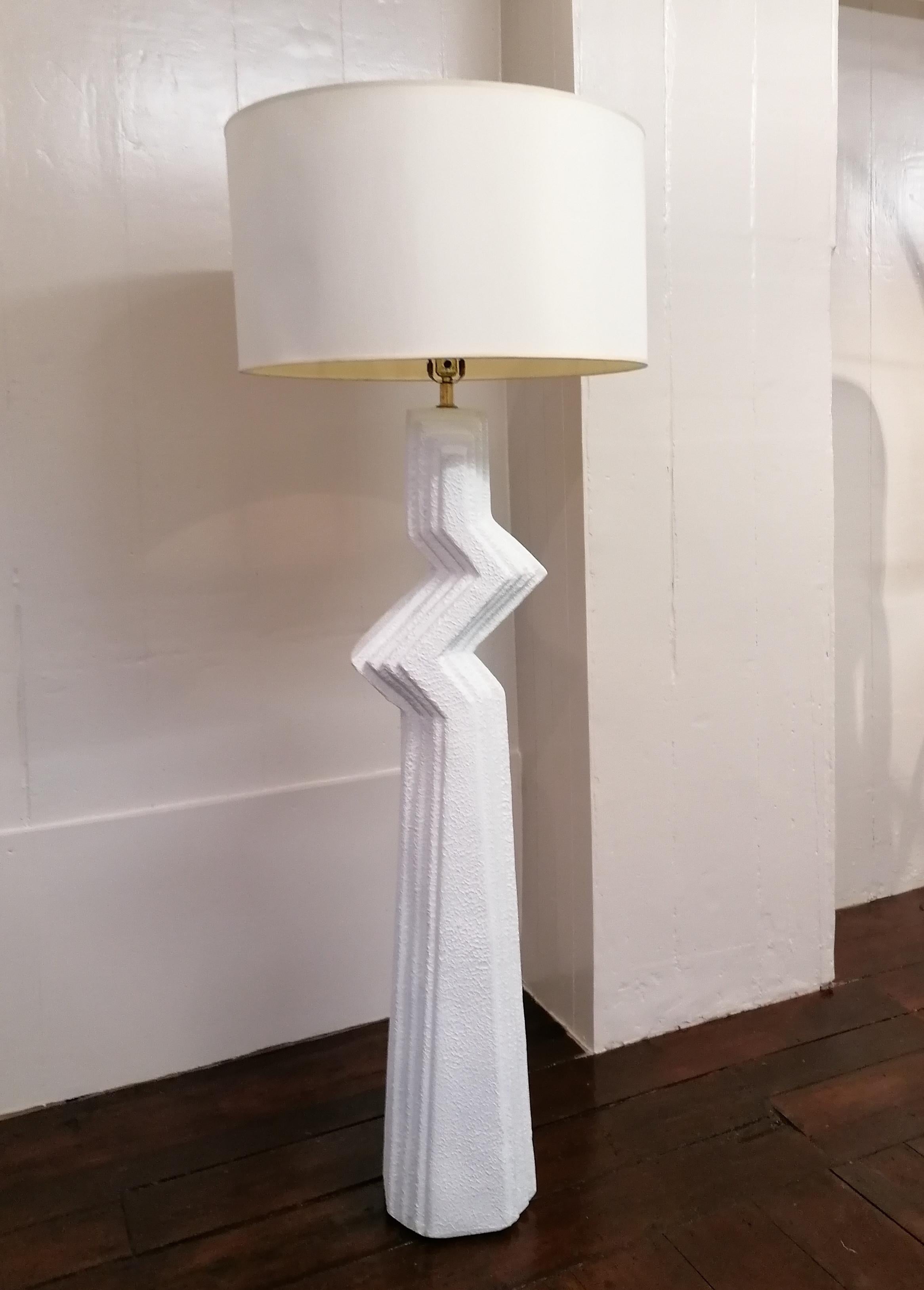 Postmoderne Rare grand lampadaire postmoderne américain en plâtre texturé Zig Zag, années 1980. en vente