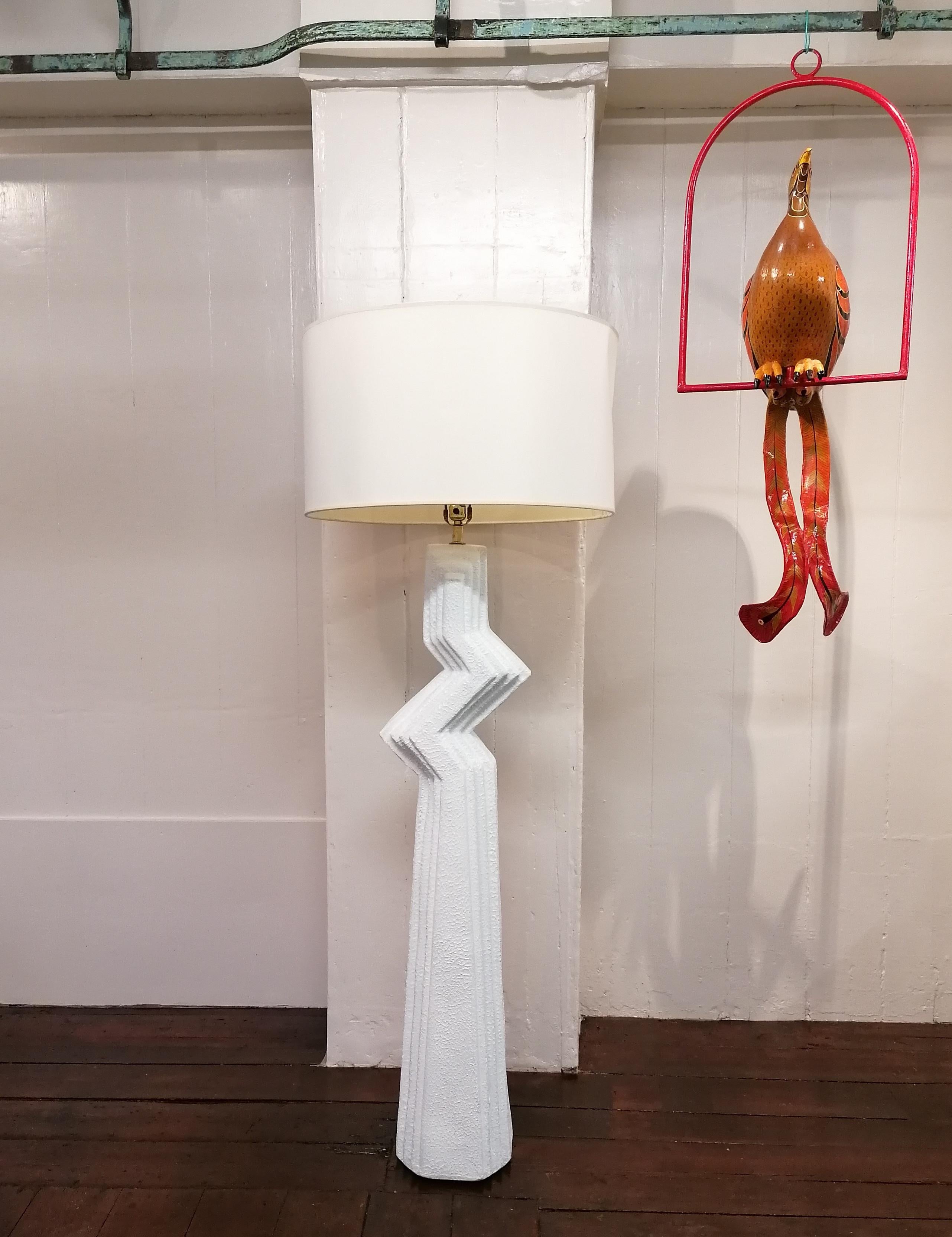 Américain Rare grand lampadaire postmoderne américain en plâtre texturé Zig Zag, années 1980. en vente