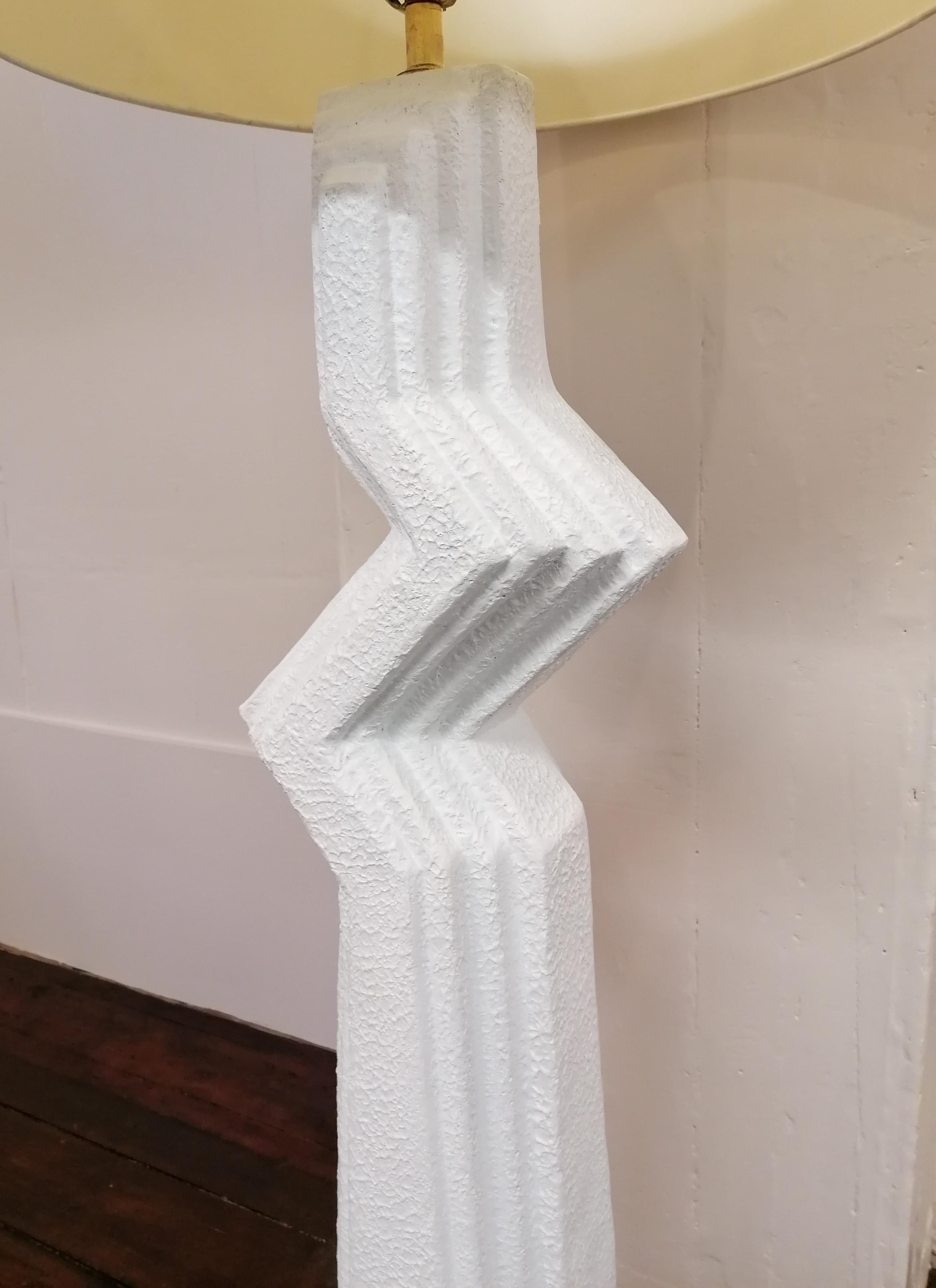 20ième siècle Rare grand lampadaire postmoderne américain en plâtre texturé Zig Zag, années 1980. en vente
