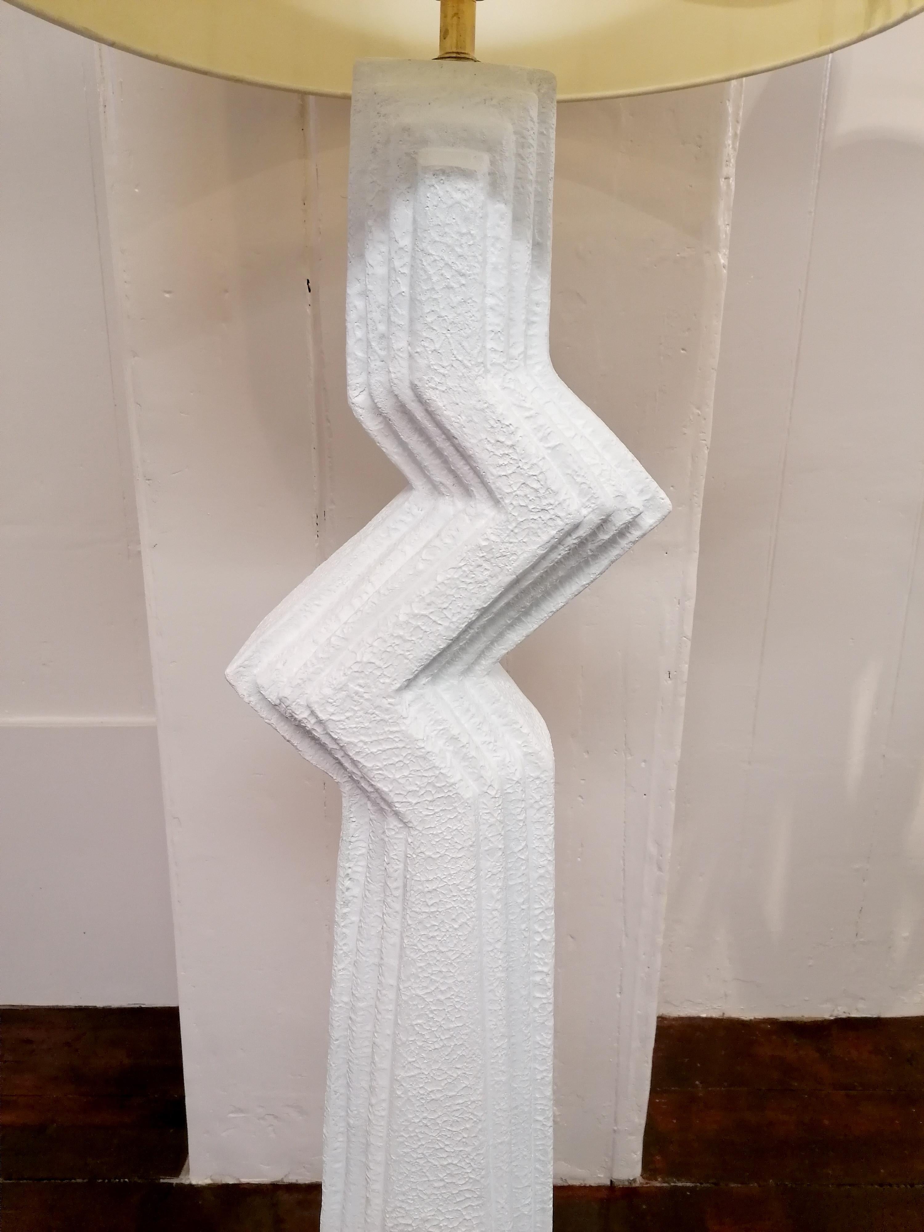 Béton Rare grand lampadaire postmoderne américain en plâtre texturé Zig Zag, années 1980. en vente