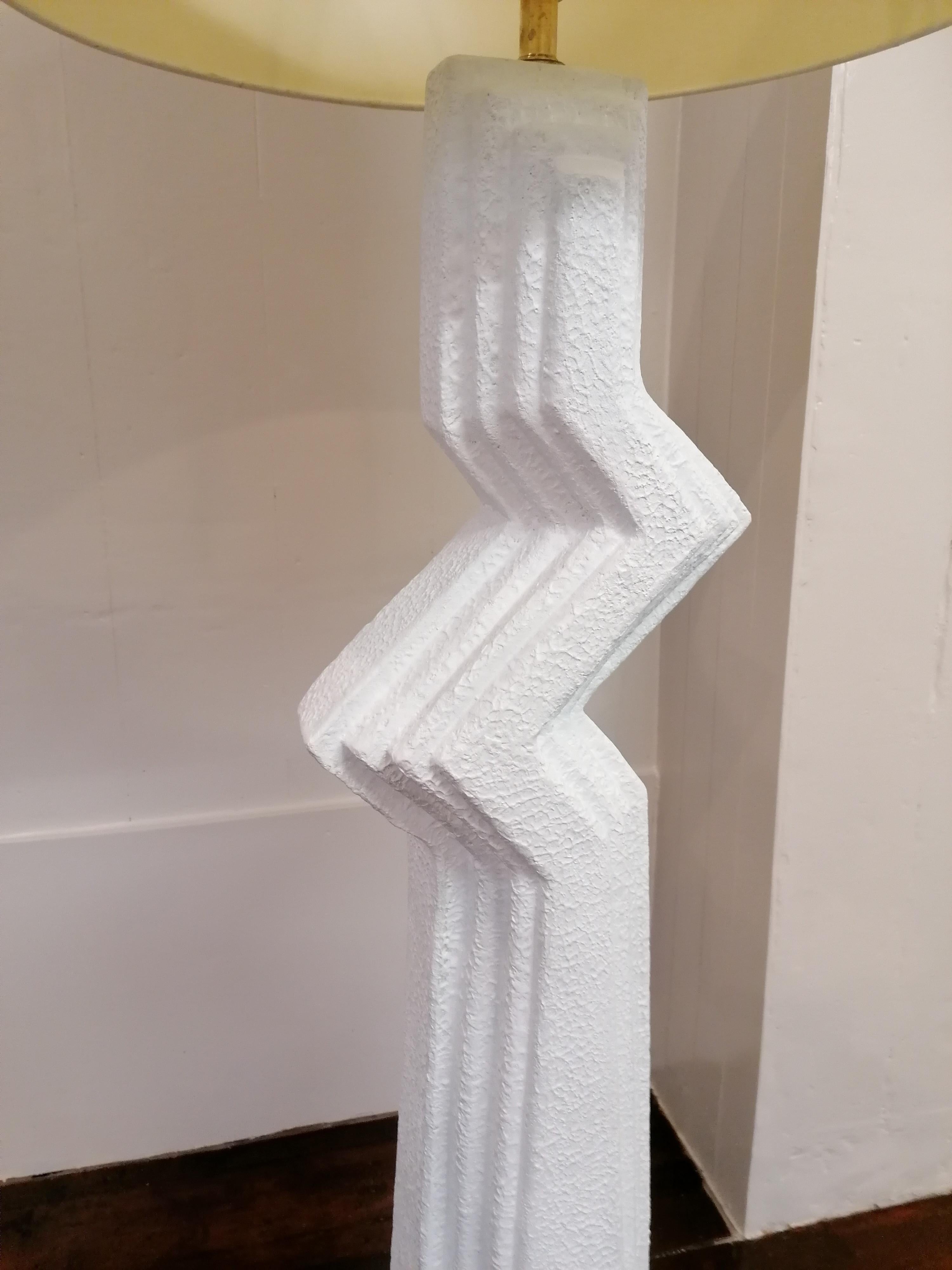 Rare grand lampadaire postmoderne américain en plâtre texturé Zig Zag, années 1980. en vente 1