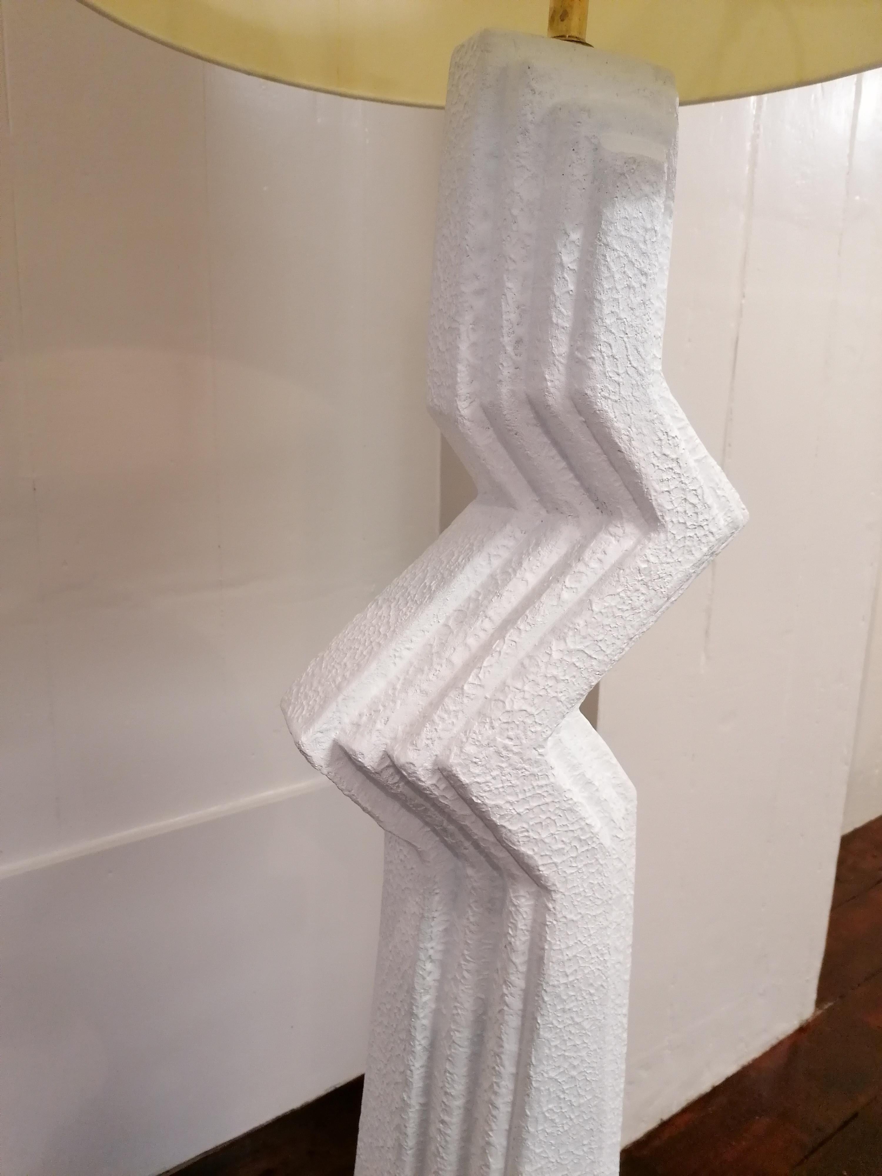 Rare grand lampadaire postmoderne américain en plâtre texturé Zig Zag, années 1980. en vente 2