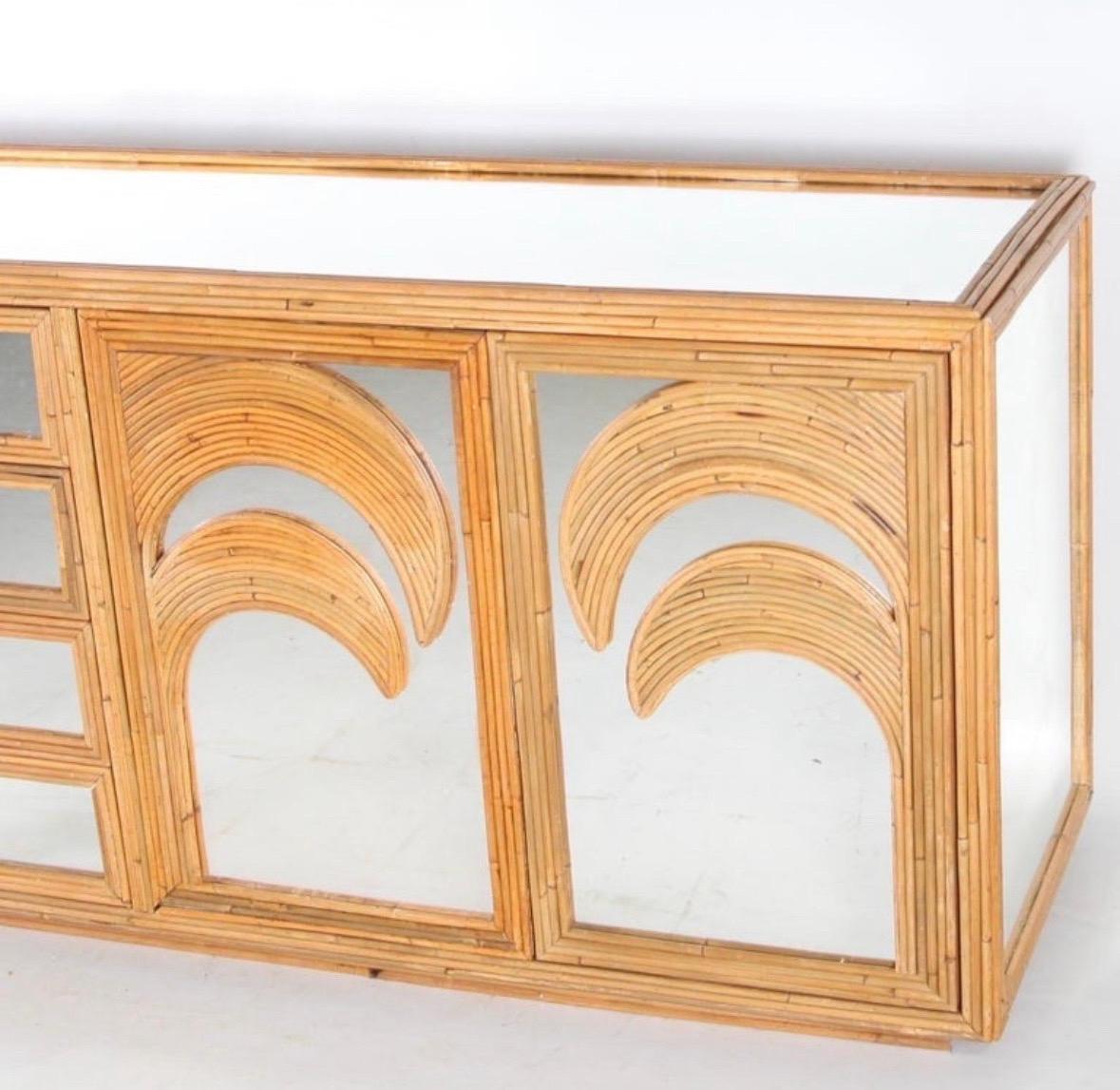 Rare large rattan and mirrored credenza In Excellent Condition For Sale In Isle Sur Sorgue, FR