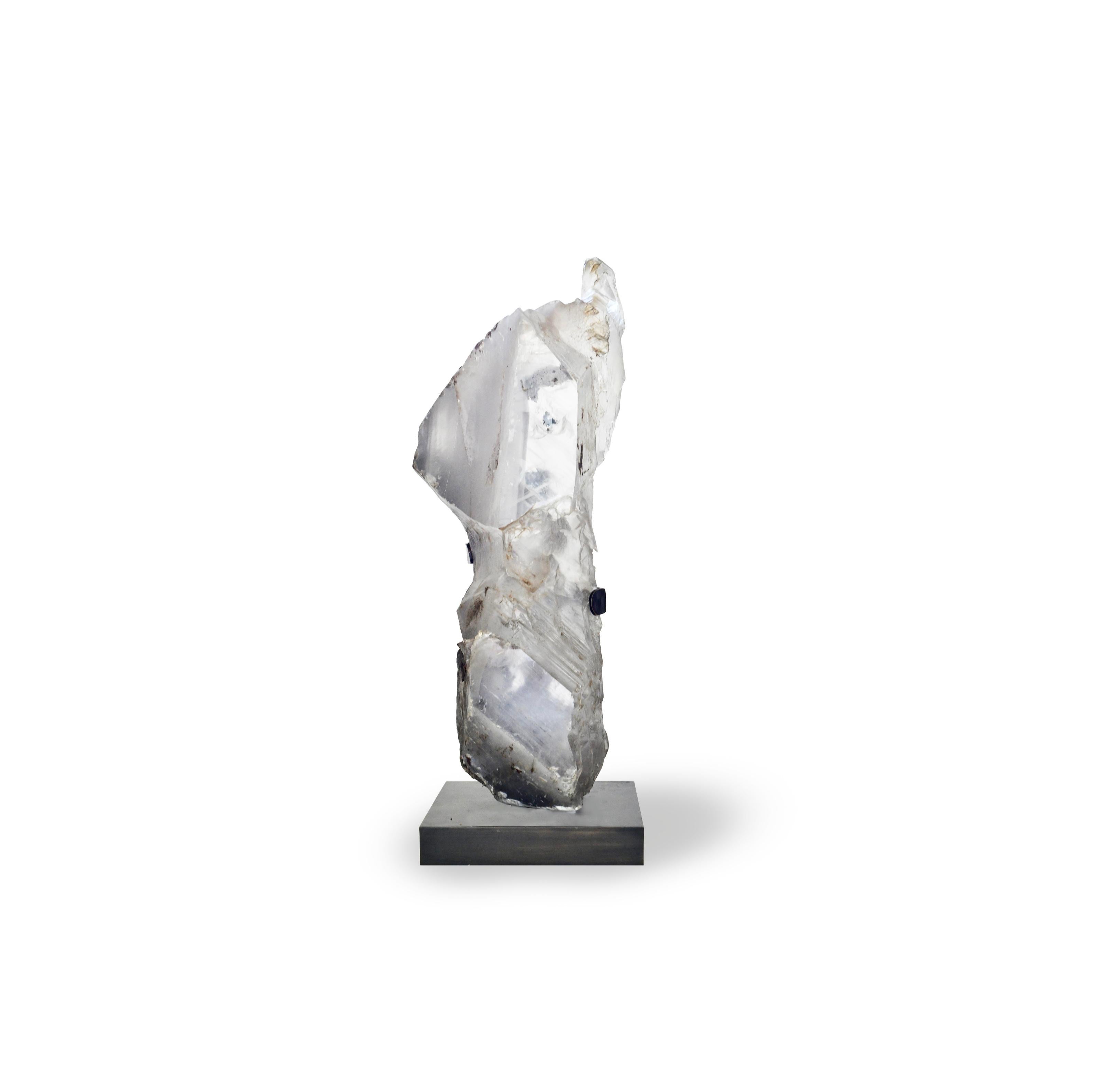 Rare grande sculpture en cristal de roche avec sommet de montagne et surplomb, texture cristalline sophistiquée avec tonalité translucide au sommet. 
Support personnalisé en laiton antique.

  