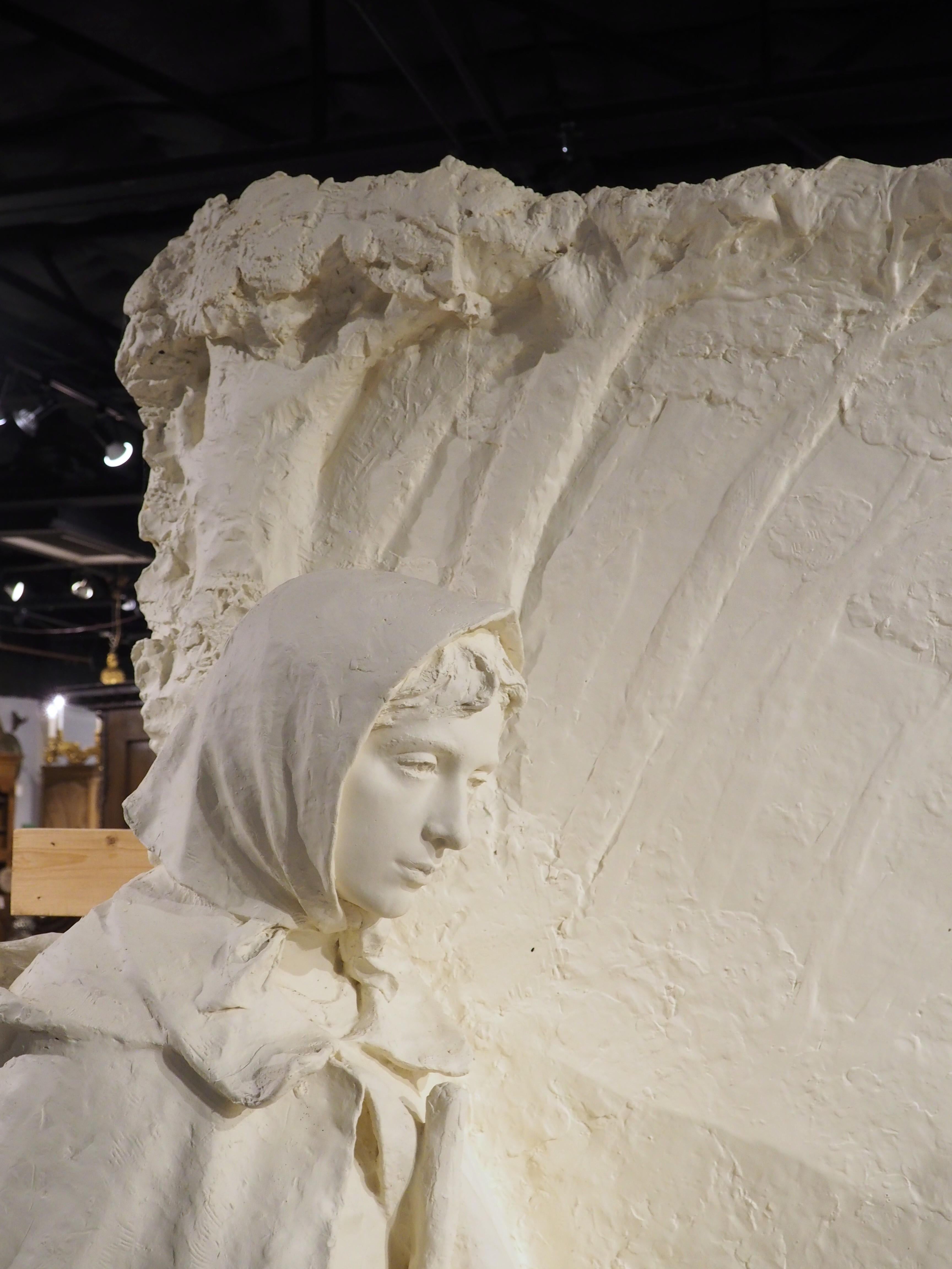 Trouvée dans un château à Loriol du Comtat, dans la région de Provence en France, cette sculpture en plâtre de grande taille est signée et datée par l'artiste, ce qui en fait une pièce rare. Faisant à l'origine partie d'une boiserie contenant une