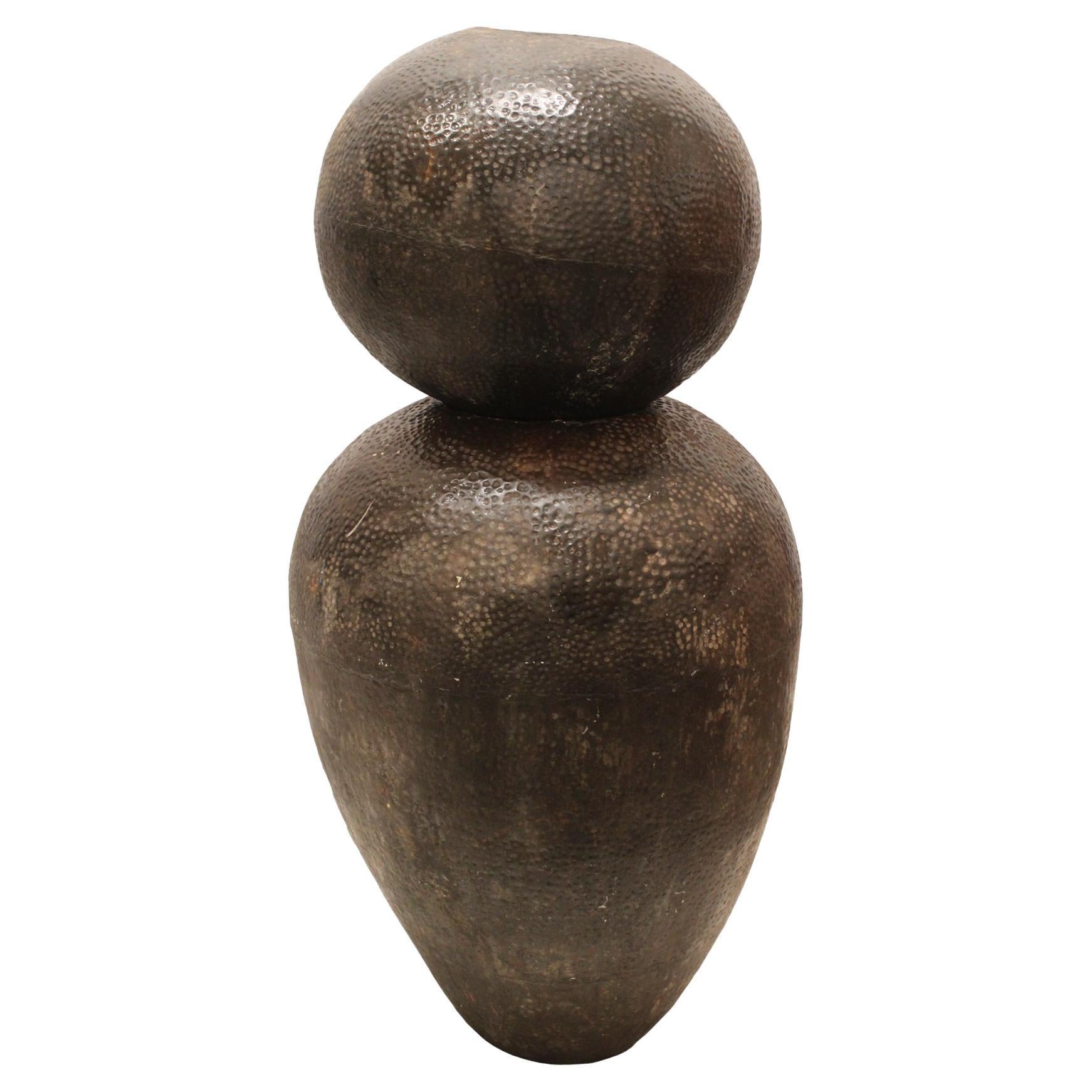 Grande sculpture rare - Vase en métal martelé 