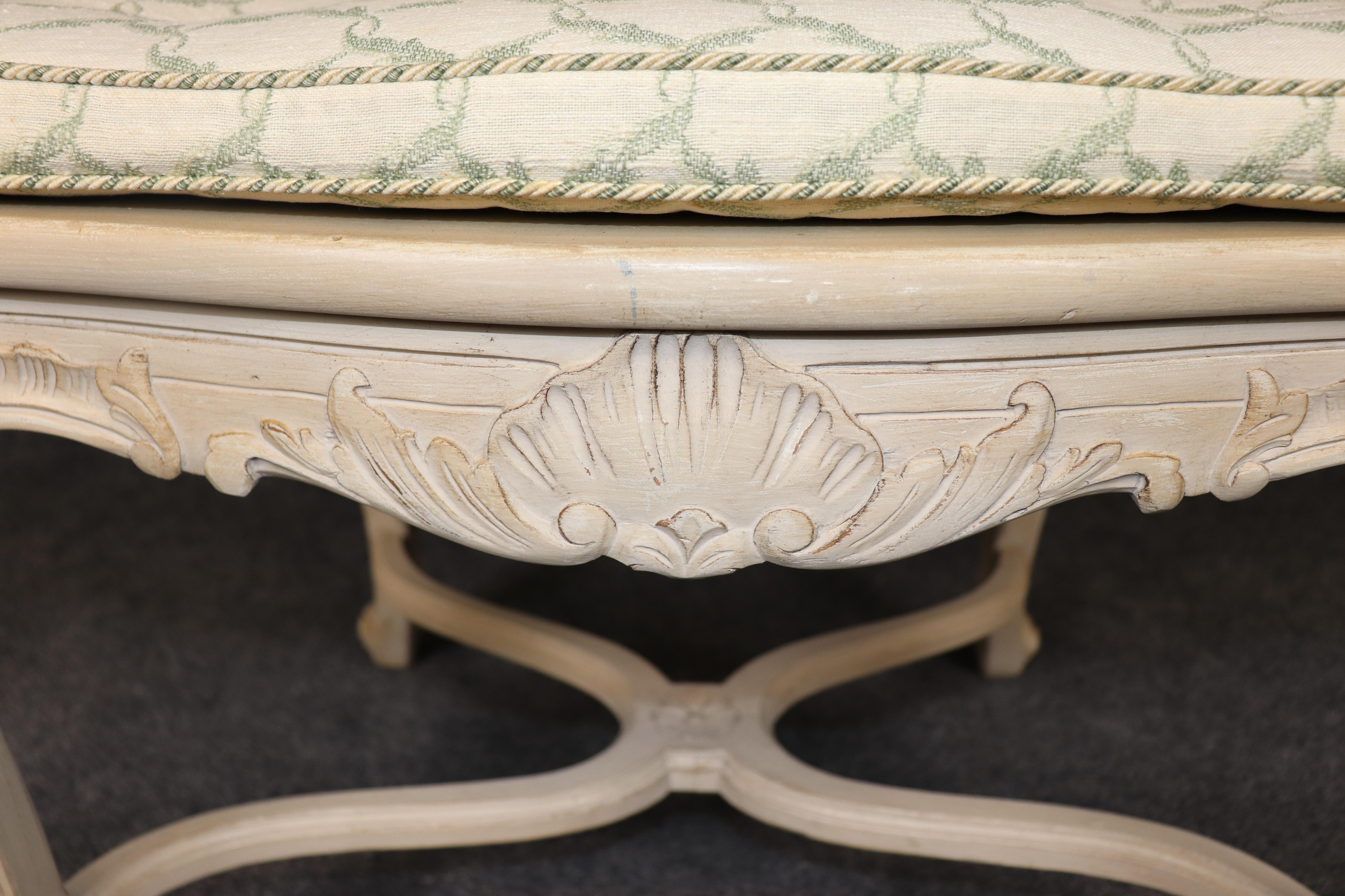 Seltener großer Satz von 12 französischen bemalten Cane Französisch Louis XV geschnitzt Esszimmerstühle im Angebot 5