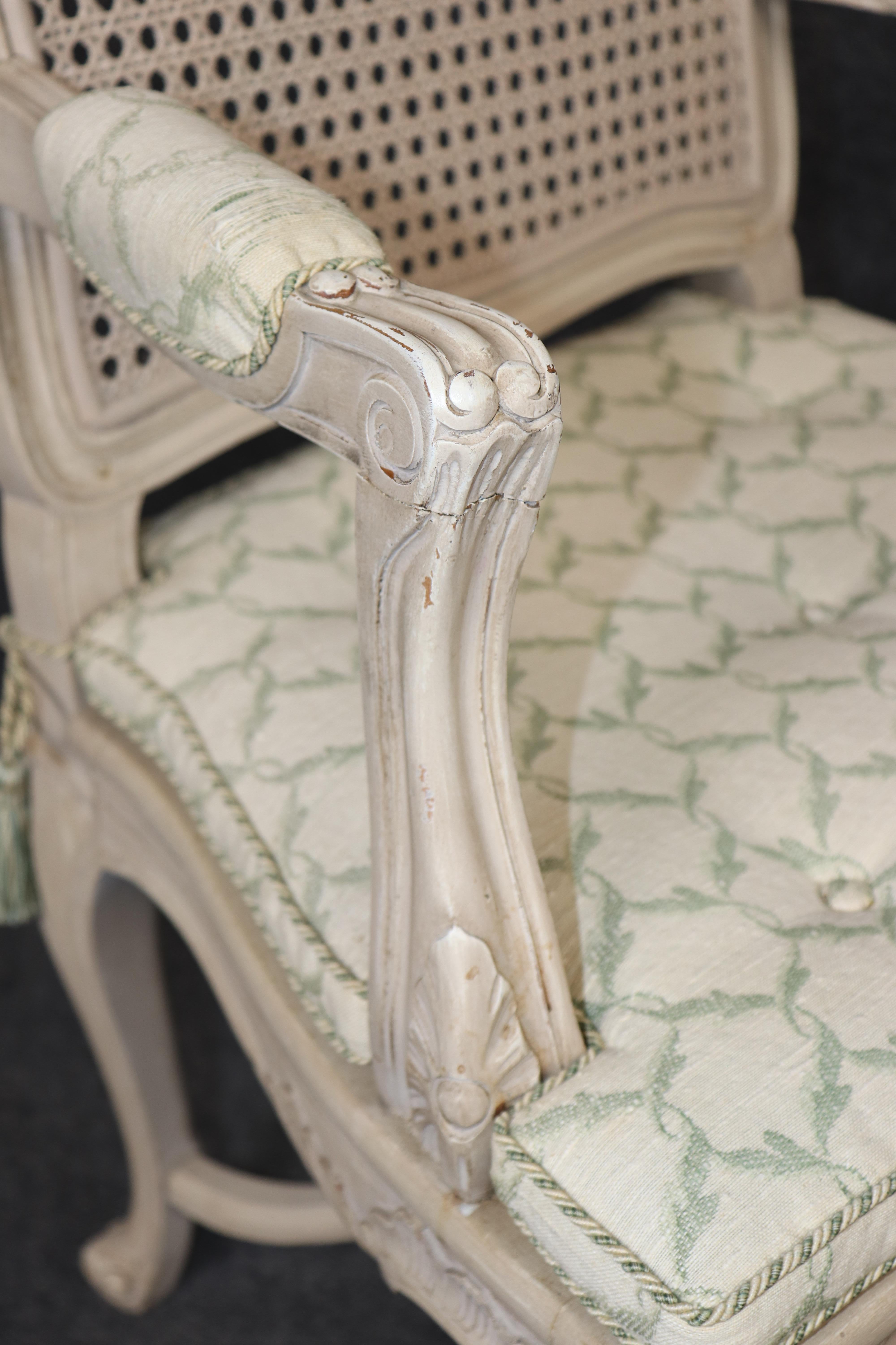 Seltener großer Satz von 12 französischen bemalten Cane Französisch Louis XV geschnitzt Esszimmerstühle im Angebot 8