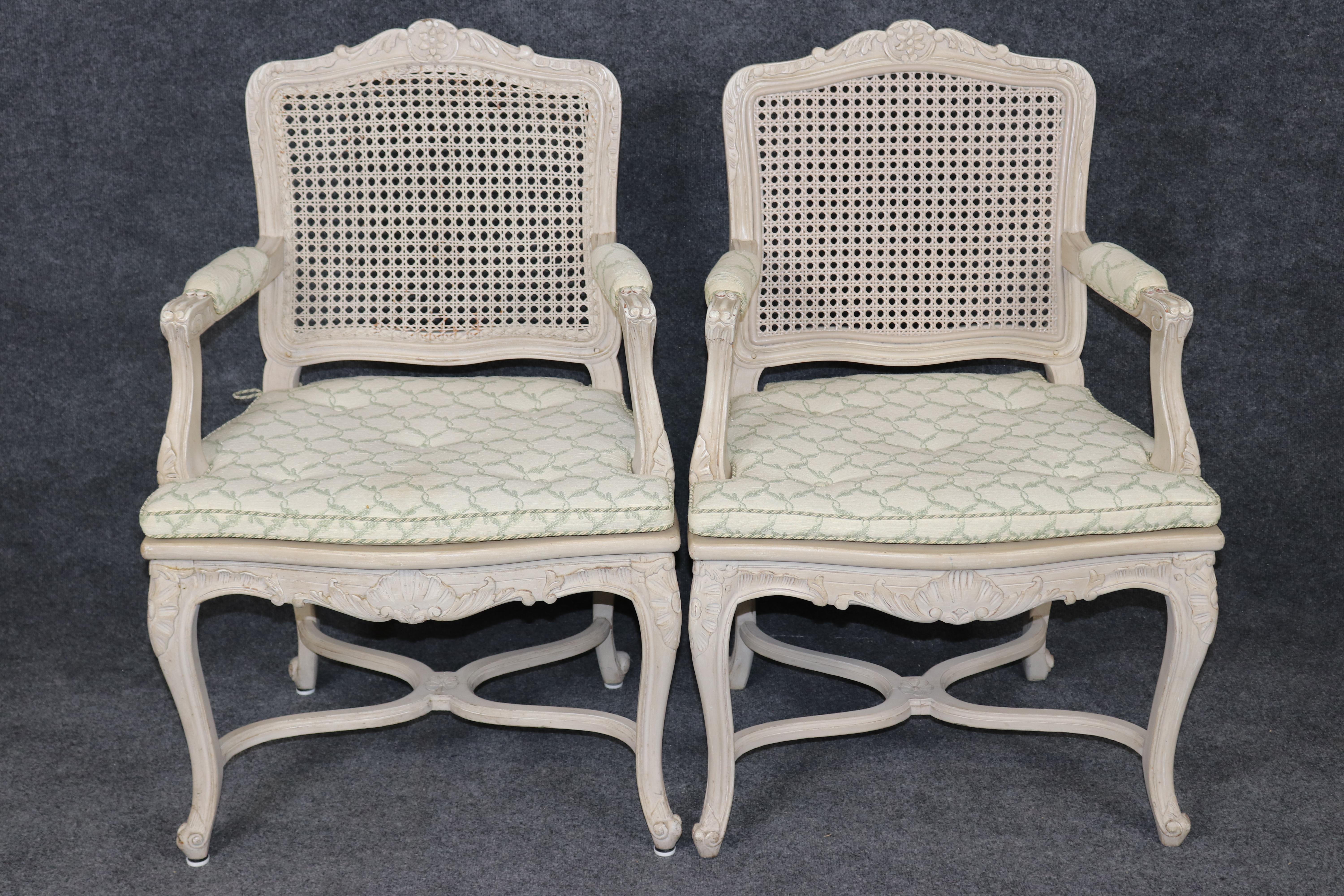 Seltener großer Satz von 12 französischen bemalten Cane Französisch Louis XV geschnitzt Esszimmerstühle (Louis XV.) im Angebot