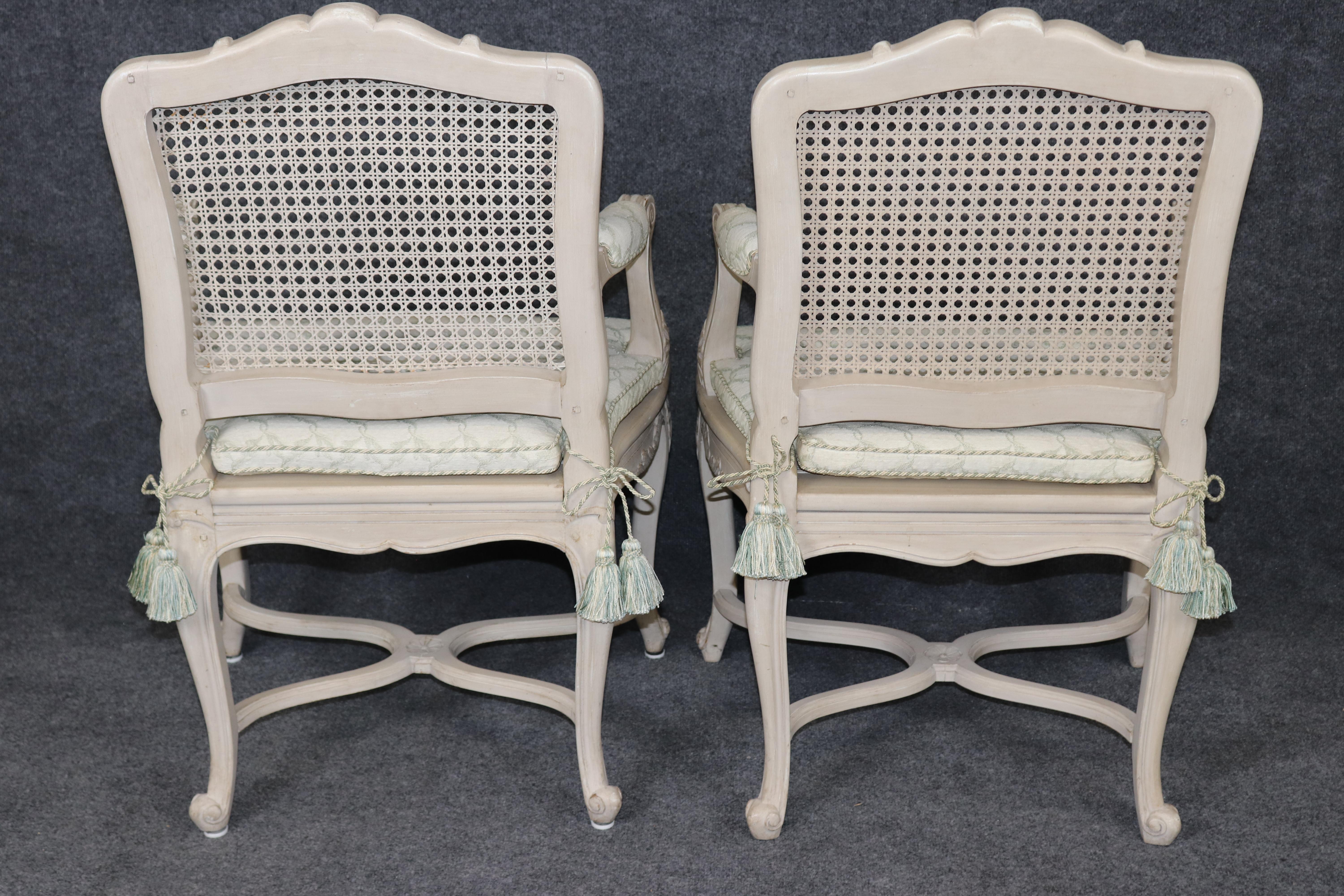 Seltener großer Satz von 12 französischen bemalten Cane Französisch Louis XV geschnitzt Esszimmerstühle (Mitte des 20. Jahrhunderts) im Angebot