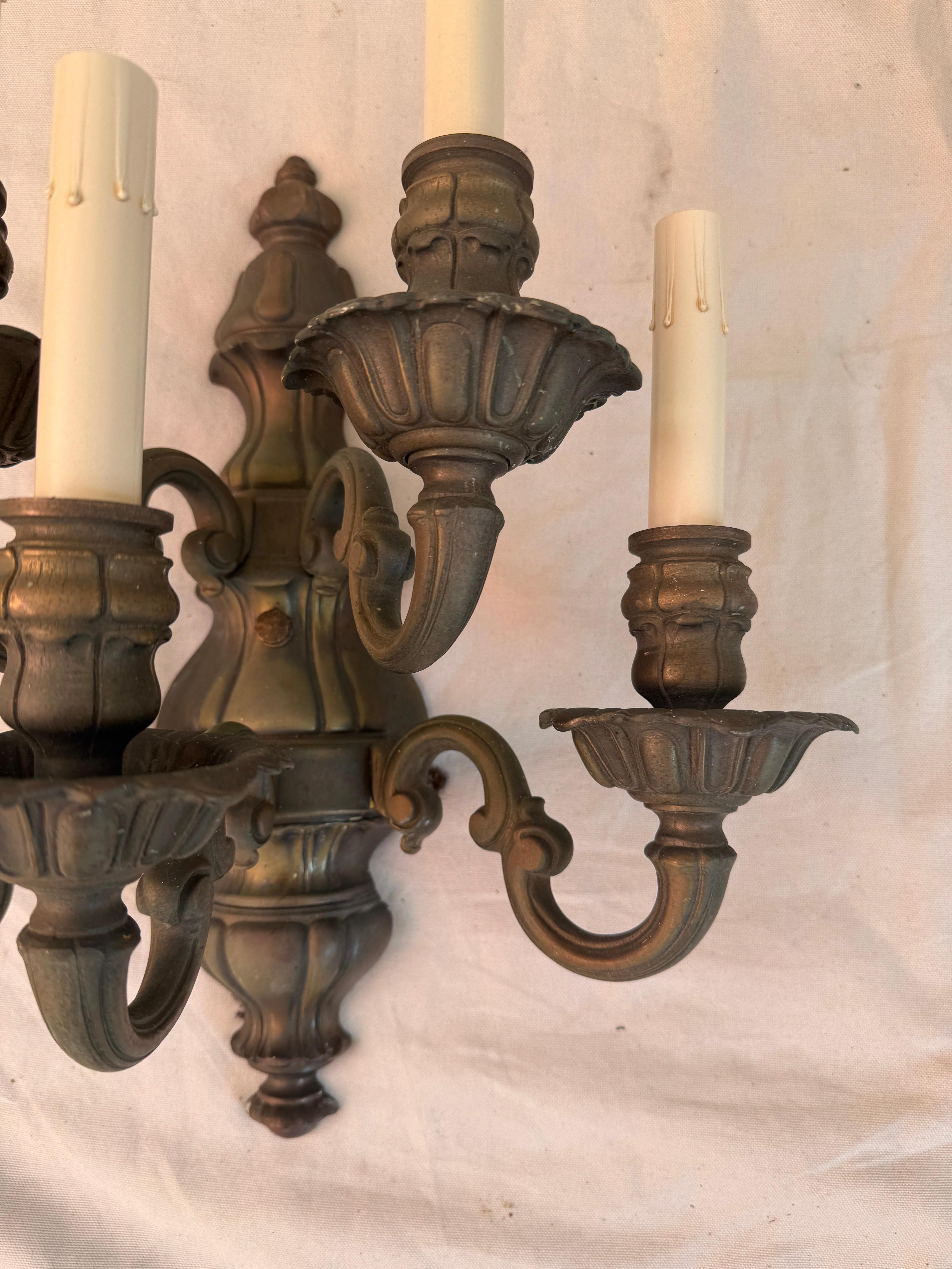 Milieu du XXe siècle Rare grand ensemble de quatre appliques en laiton massif des années 1940 en vente