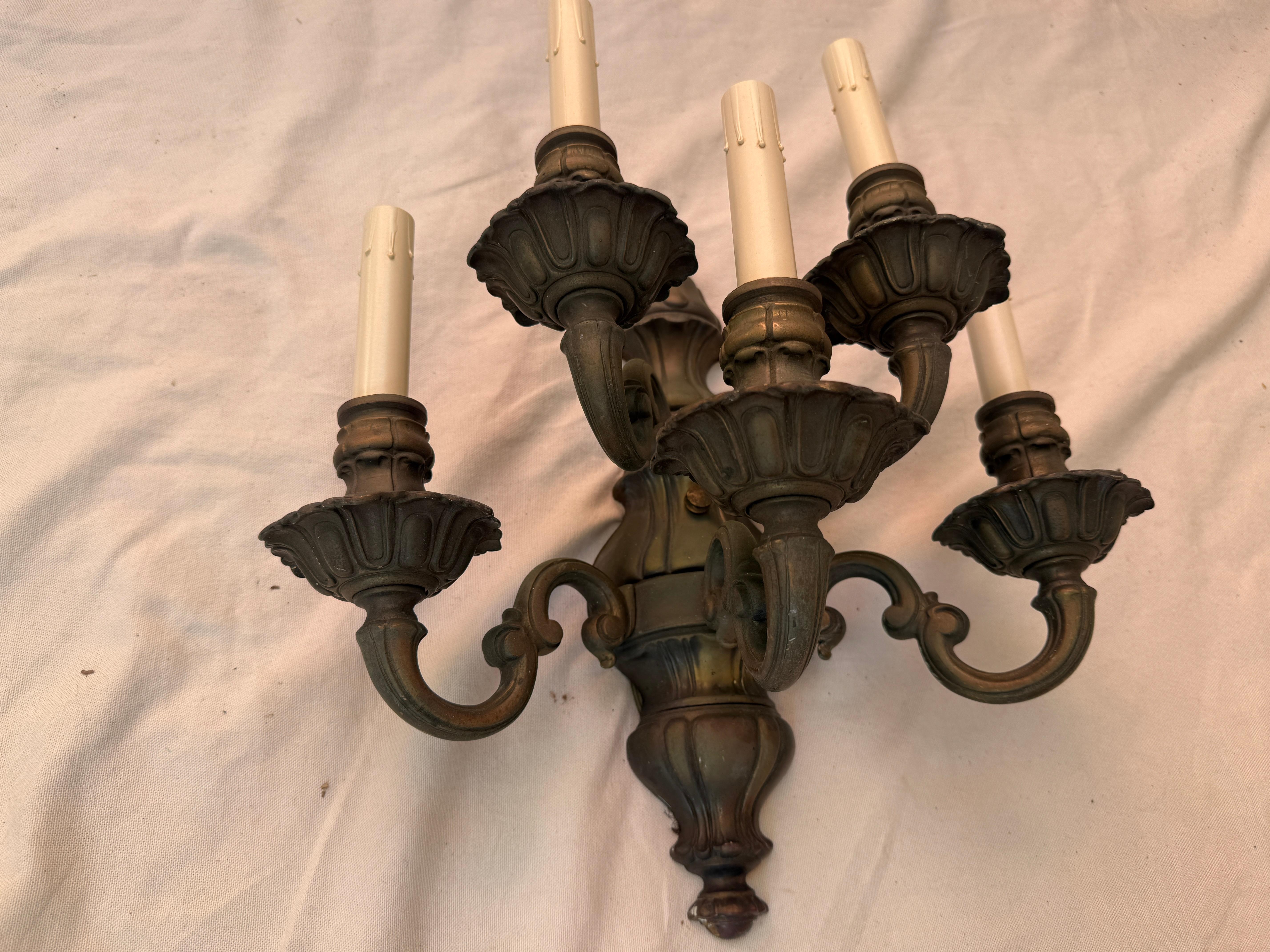 Laiton Rare grand ensemble de quatre appliques en laiton massif des années 1940 en vente