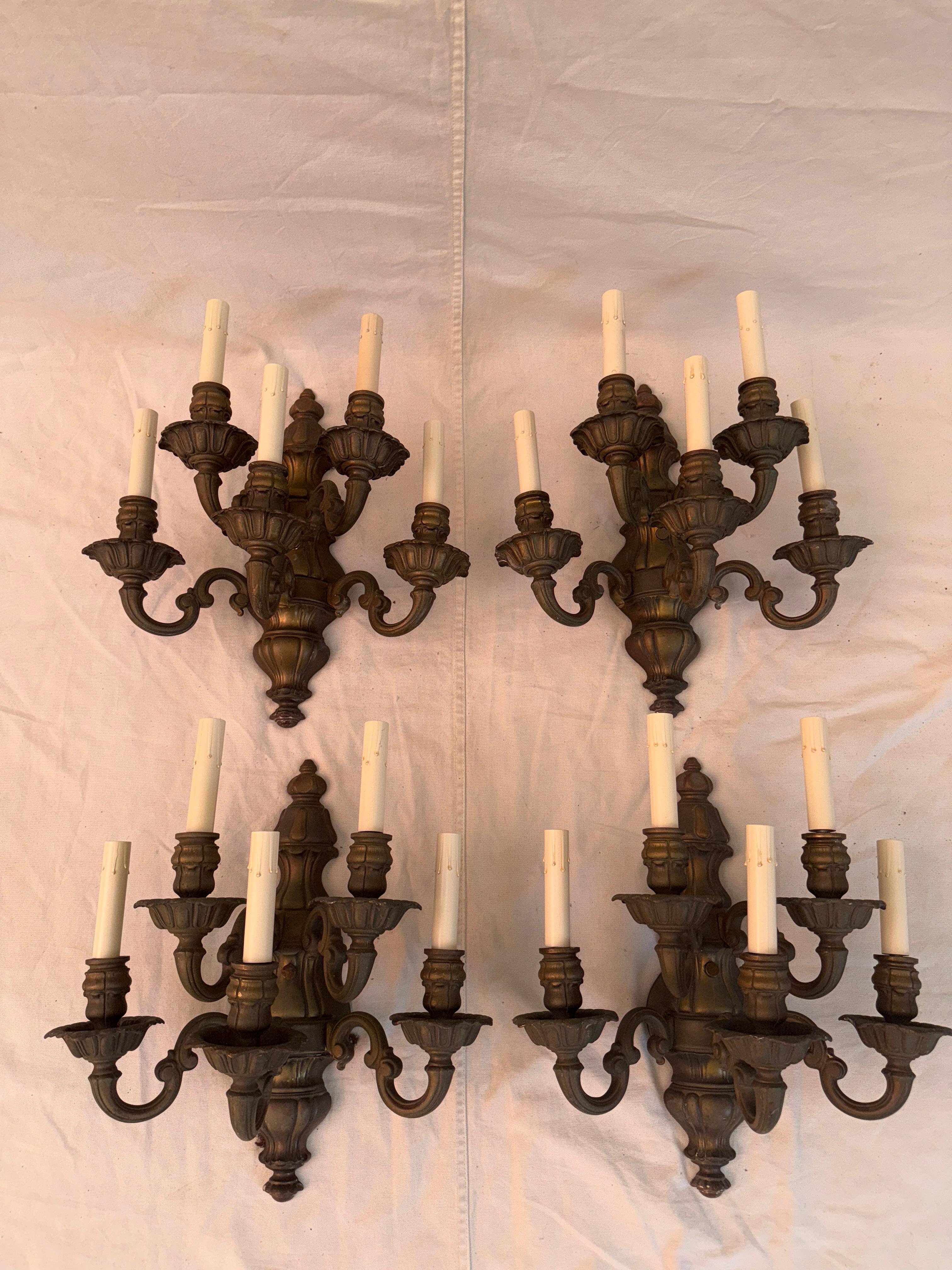 Rare grand ensemble de quatre appliques en laiton massif des années 1940 en vente 1