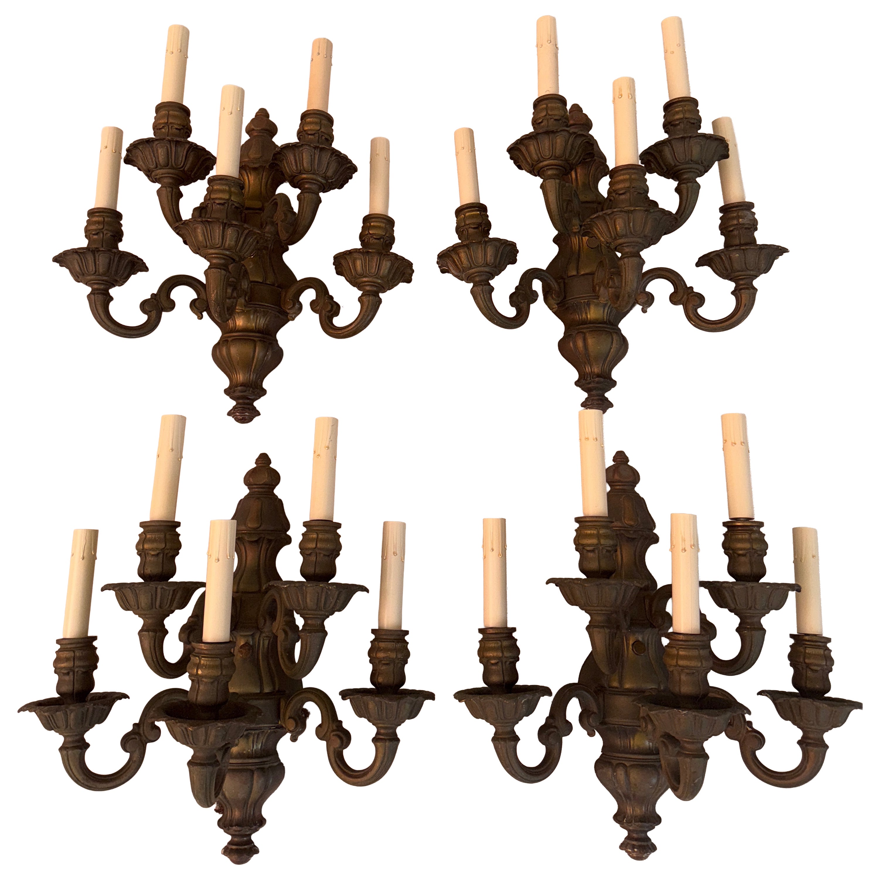 Rare grand ensemble de quatre appliques en laiton massif des années 1940 en vente