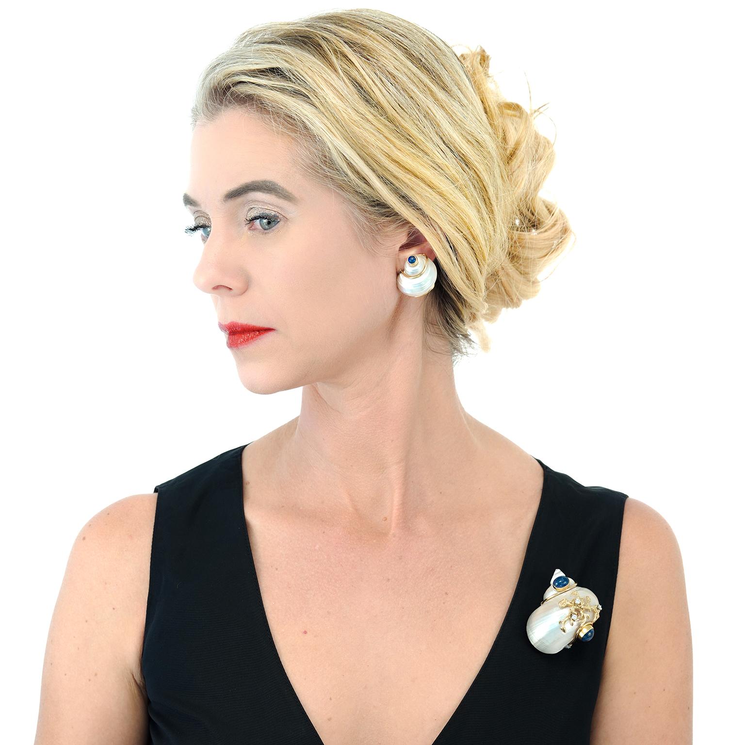 Circa  Anni '70, 14k, di Seaman Schepps, americano.  A volte le dimensioni sono migliori. Questa favolosa spilla di Seaman Schepps degli anni '70 è Palm Beach come un'estate a Nantucket. Il relitto marino in oro è incastonato con diamanti e zaffiri.