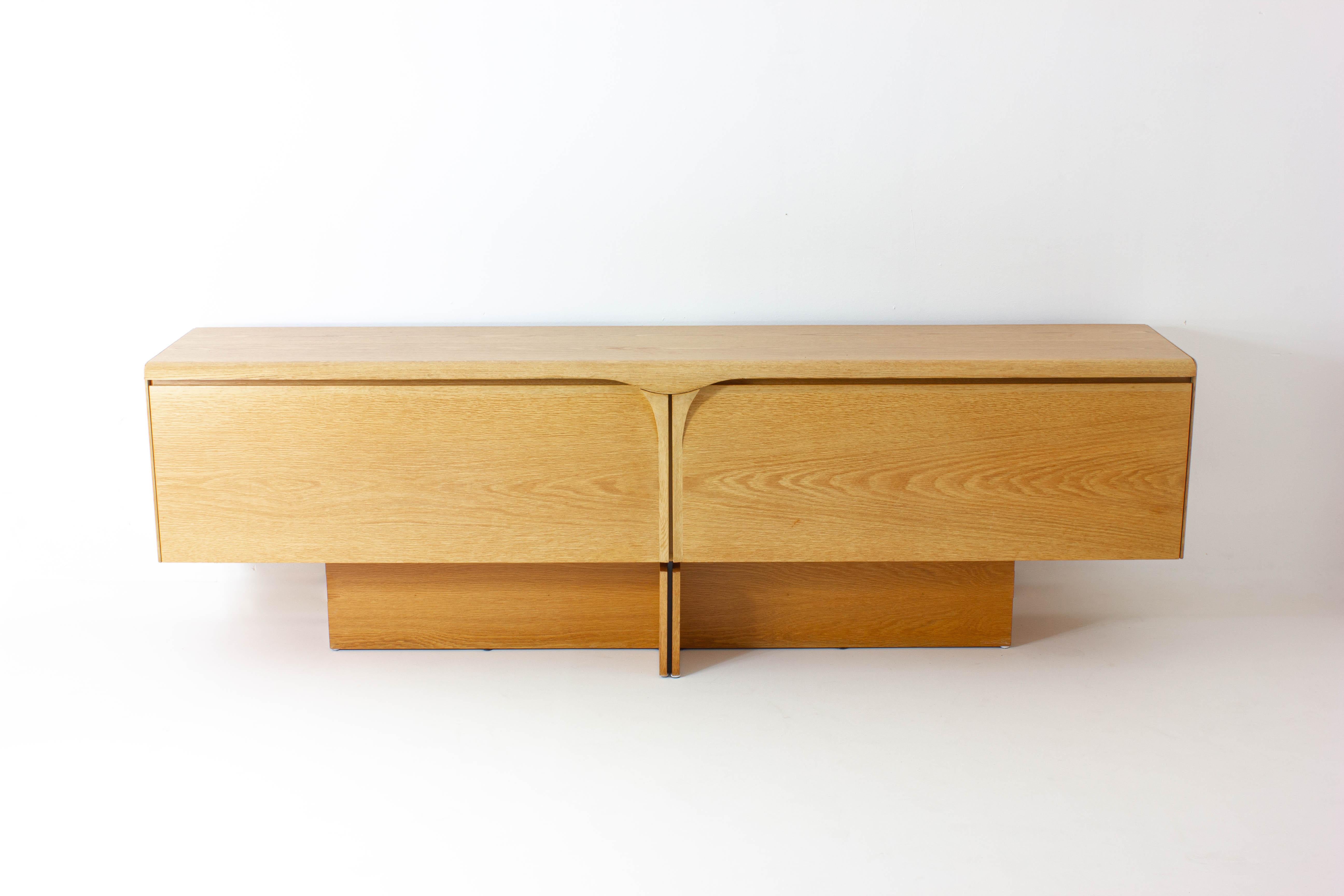 Introducing this stunning 1970s sideboard in oak by the renowned Belgian furniture maker Van Den Berghe-Pauvers. Crafted with precision and expertise, this exquisite piece will add a touch of sophistication and style to any home.

Boasting clean