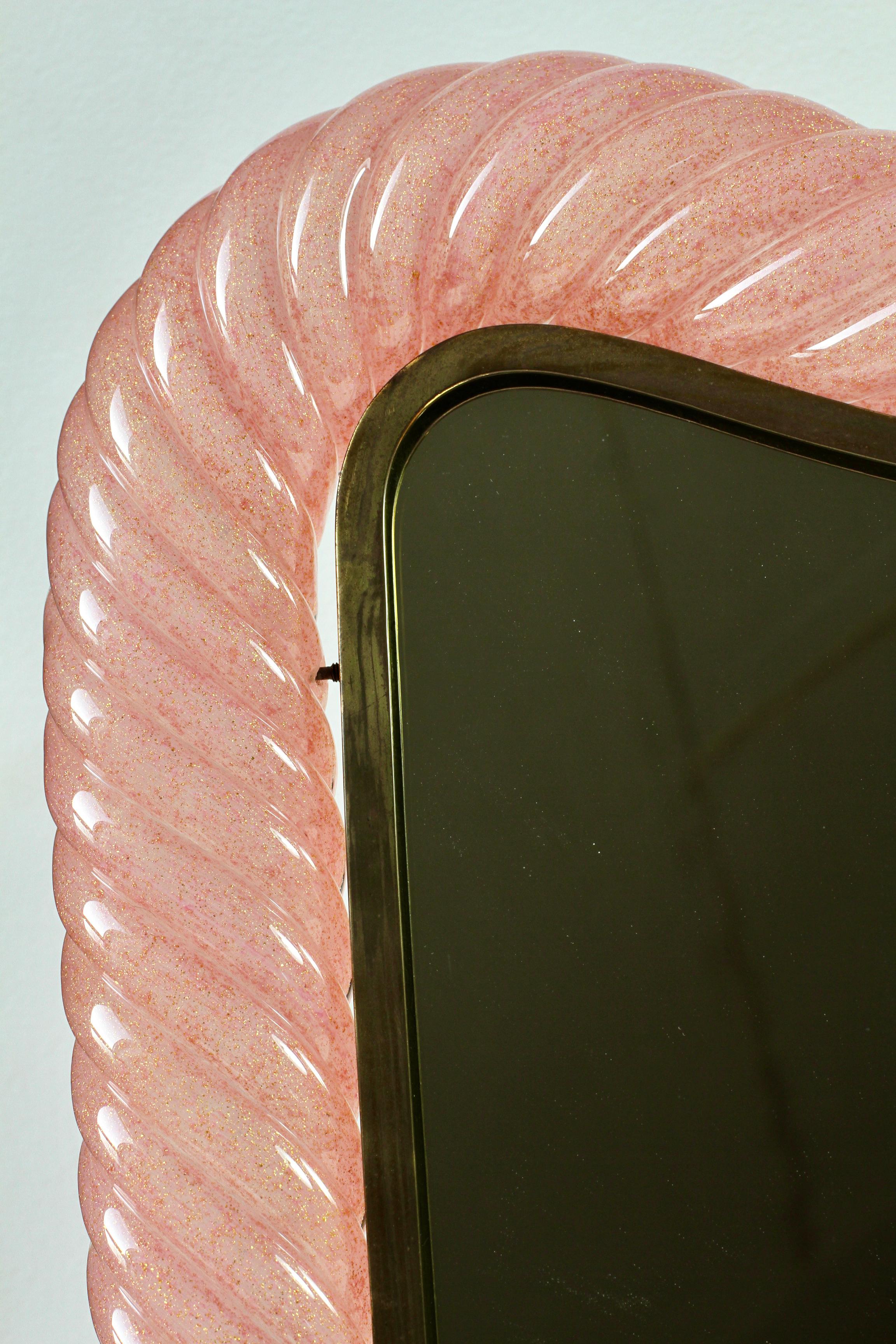 Rare grand miroir de courtoisie signé Ercole Barovier en verre de Murano rose et laiton 1940s en vente 3